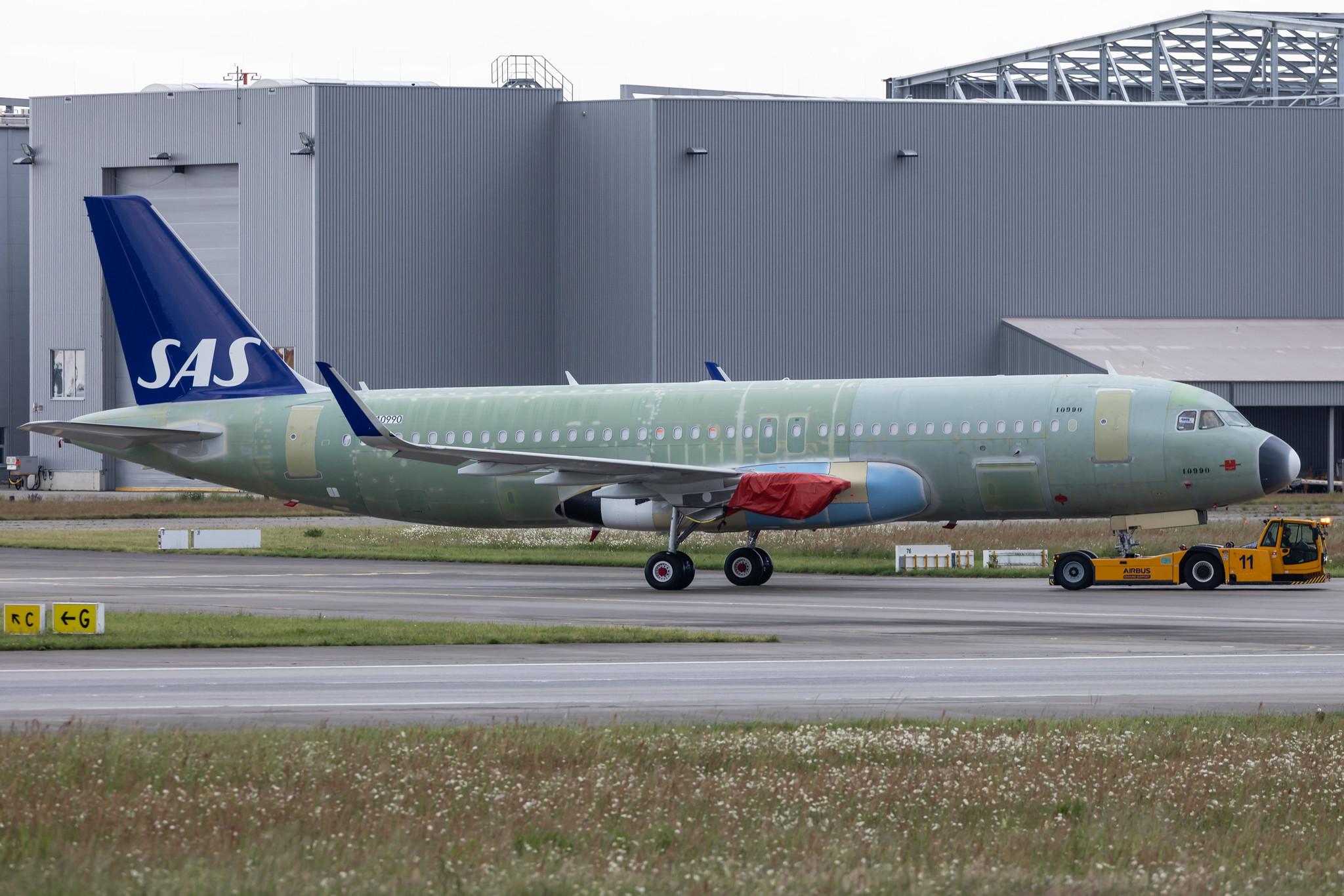 Hamburg Finkenwerder: SAS Scandinavian Airlines (SK / SAS) | Operator: SAS Connect |  Airbus A320-251N A20N | D- (EI-SIR) | MSN 10990