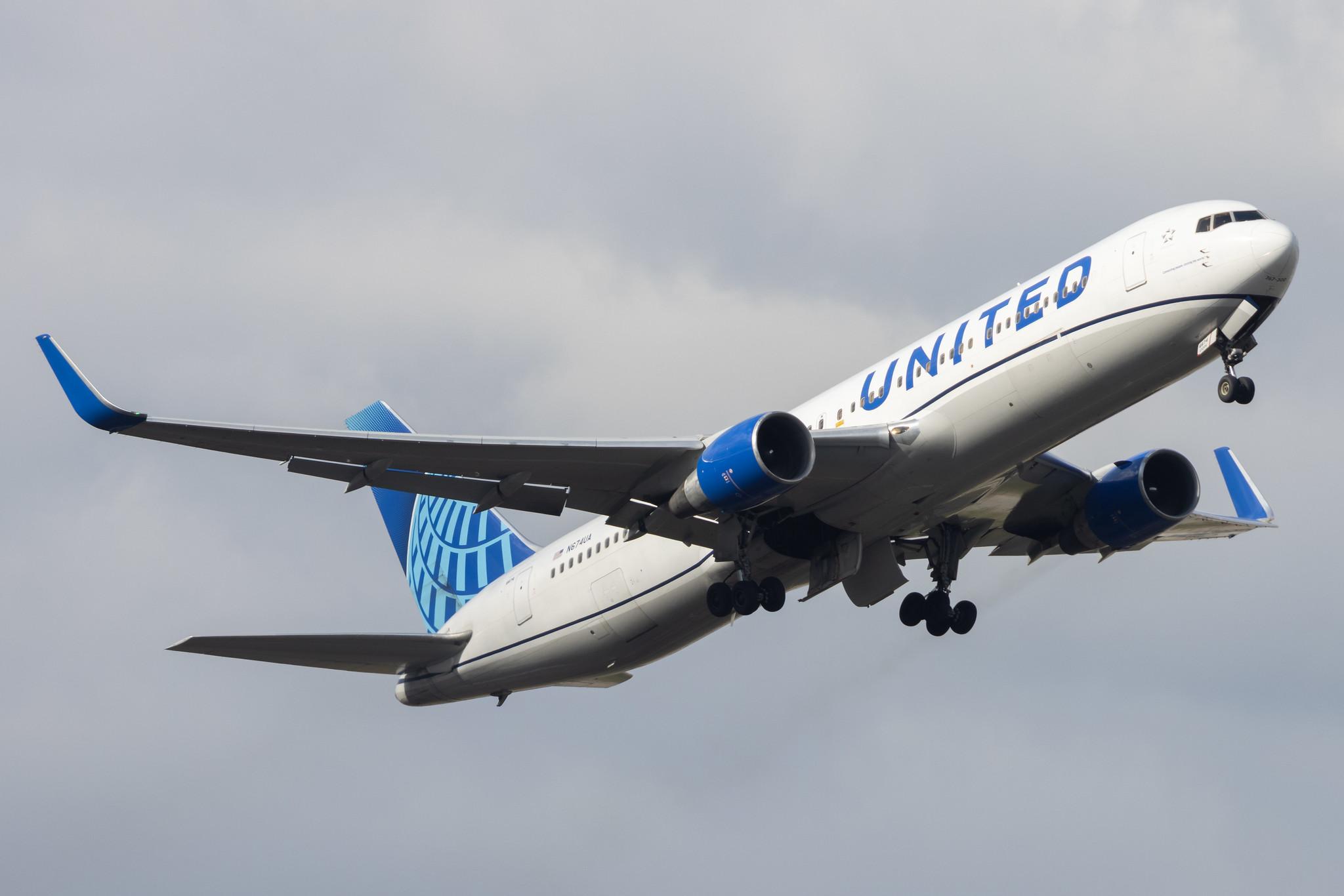 London Heathrow: United Airlines (UA / UAL) |  Boeing 767-322(ER) B763 | N674UA | MSN 29242