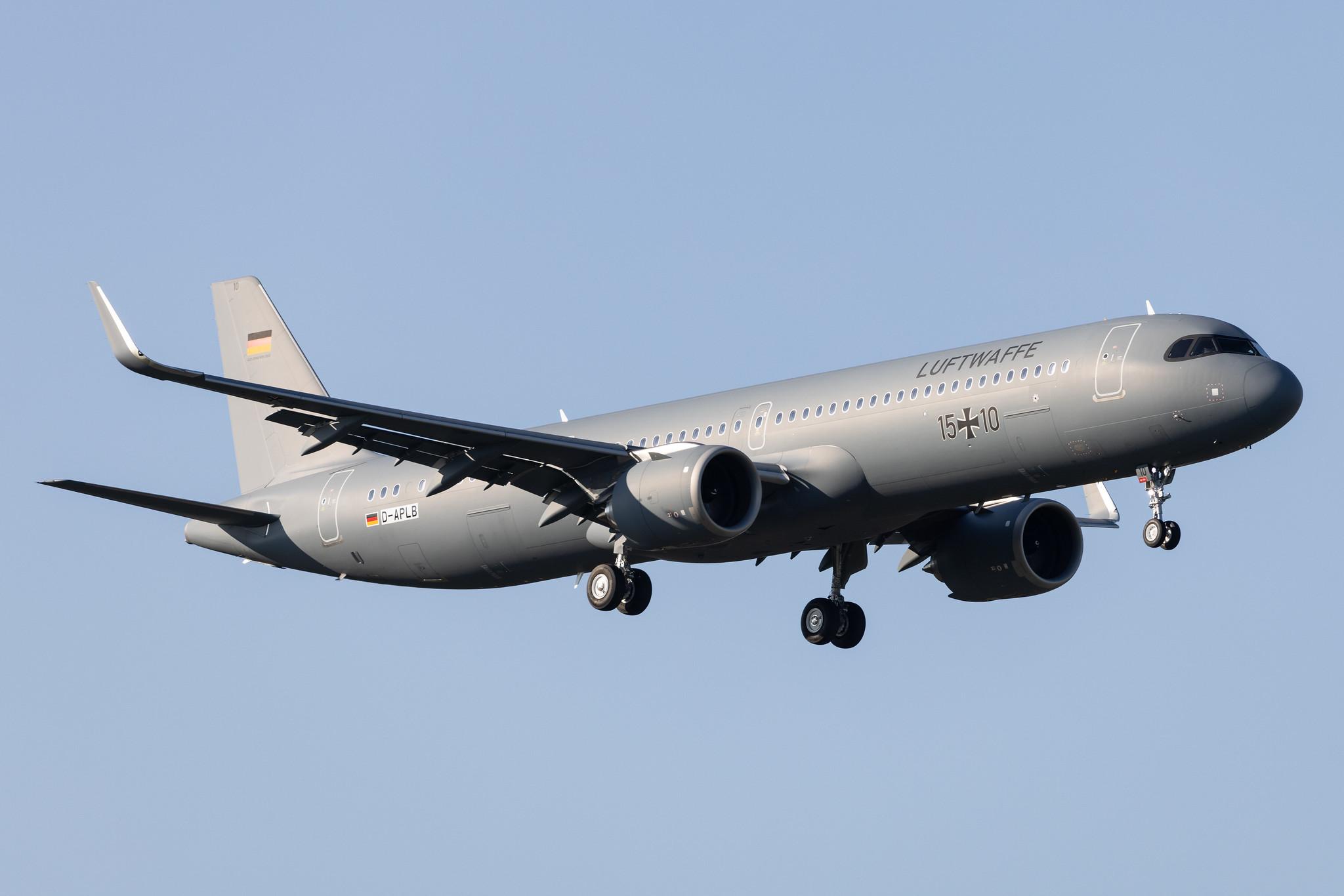 Hamburg Airport: German Air Force (/ GAF) | Operator: Lufthansa Technik | Airbus A321-251NX A21N | D-APLB | 15+10 | MSN 10613