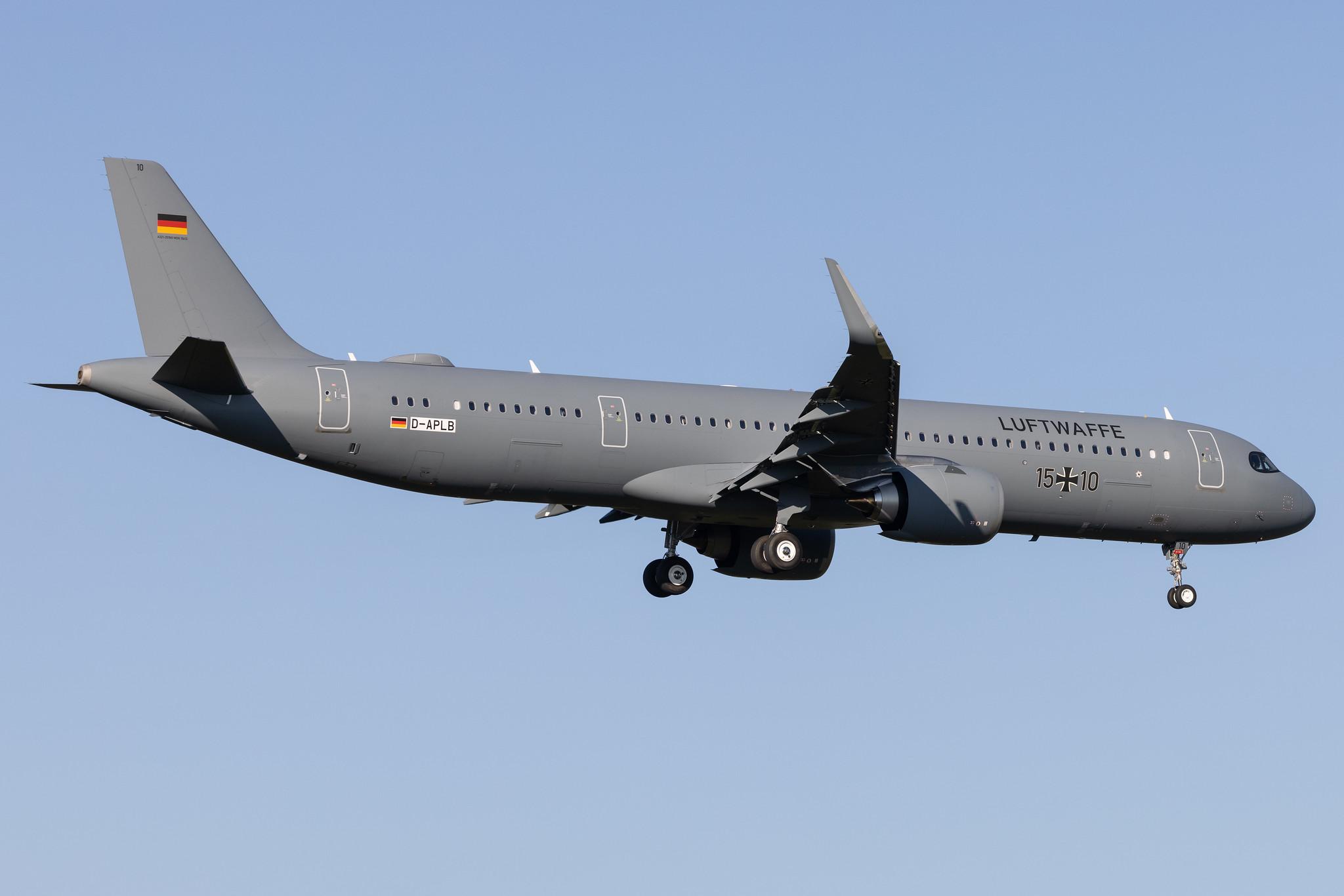 Hamburg Airport: German Air Force (/ GAF) | Operator: Lufthansa Technik | Airbus A321-251NX A21N | D-APLB | 15+10 | MSN 10613