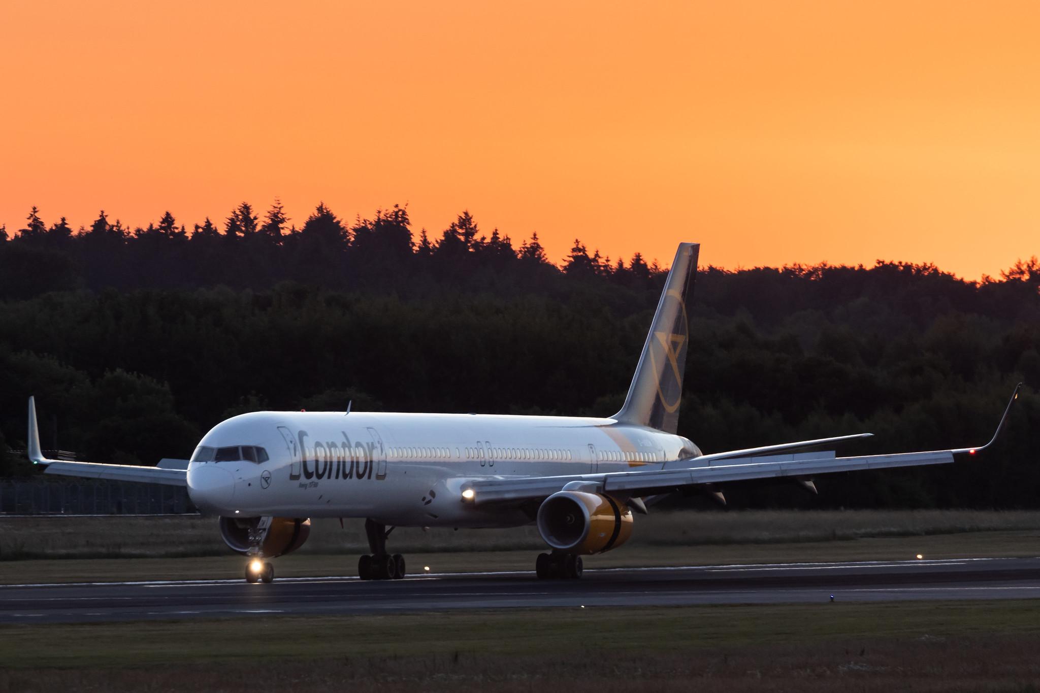 Hamburg Airport: Condor (DE / CFG) | Boeing 757-330 B753 | D-ABOM | MSN 29022