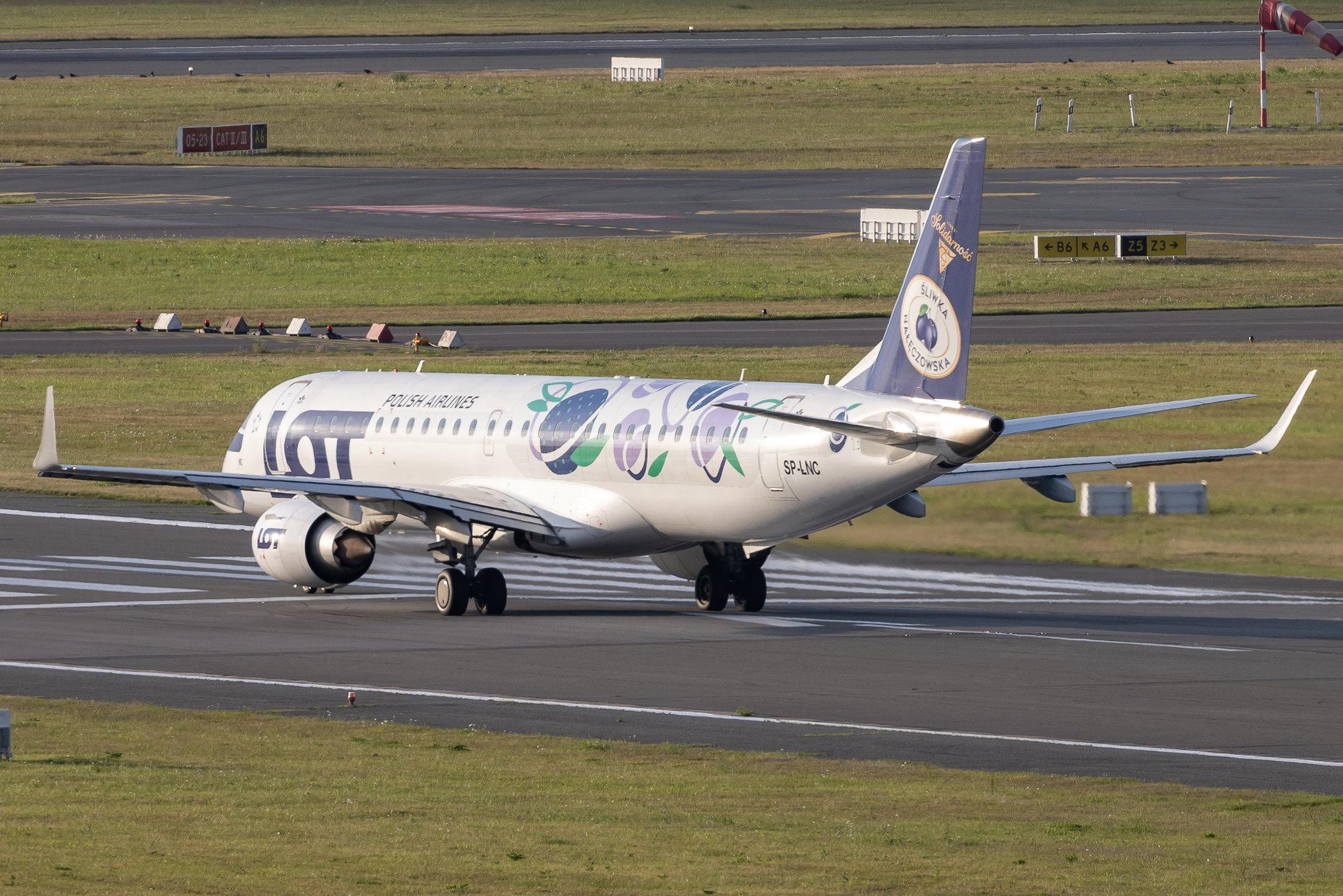 Hamburg Airport: Tailwind Airlines (TI / TWI) | Boeing 737-4Q8 B734 | TC-TLB | MSN 25108