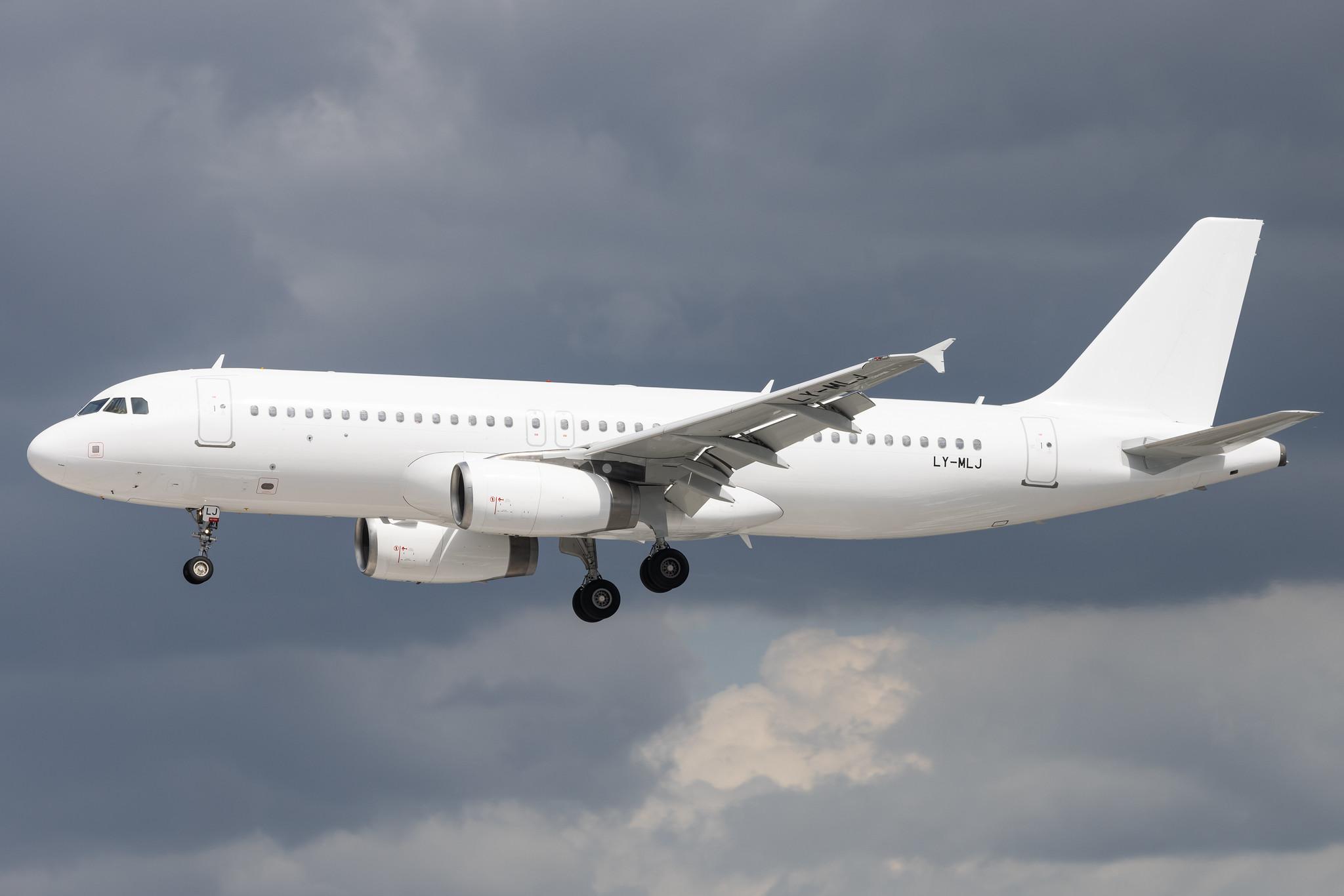 Hamburg Airport: SunExpress (XQ / SXS) | Operator: Avion Express | Airbus A320-232 A320 | LY-MLJ | MSN 03877