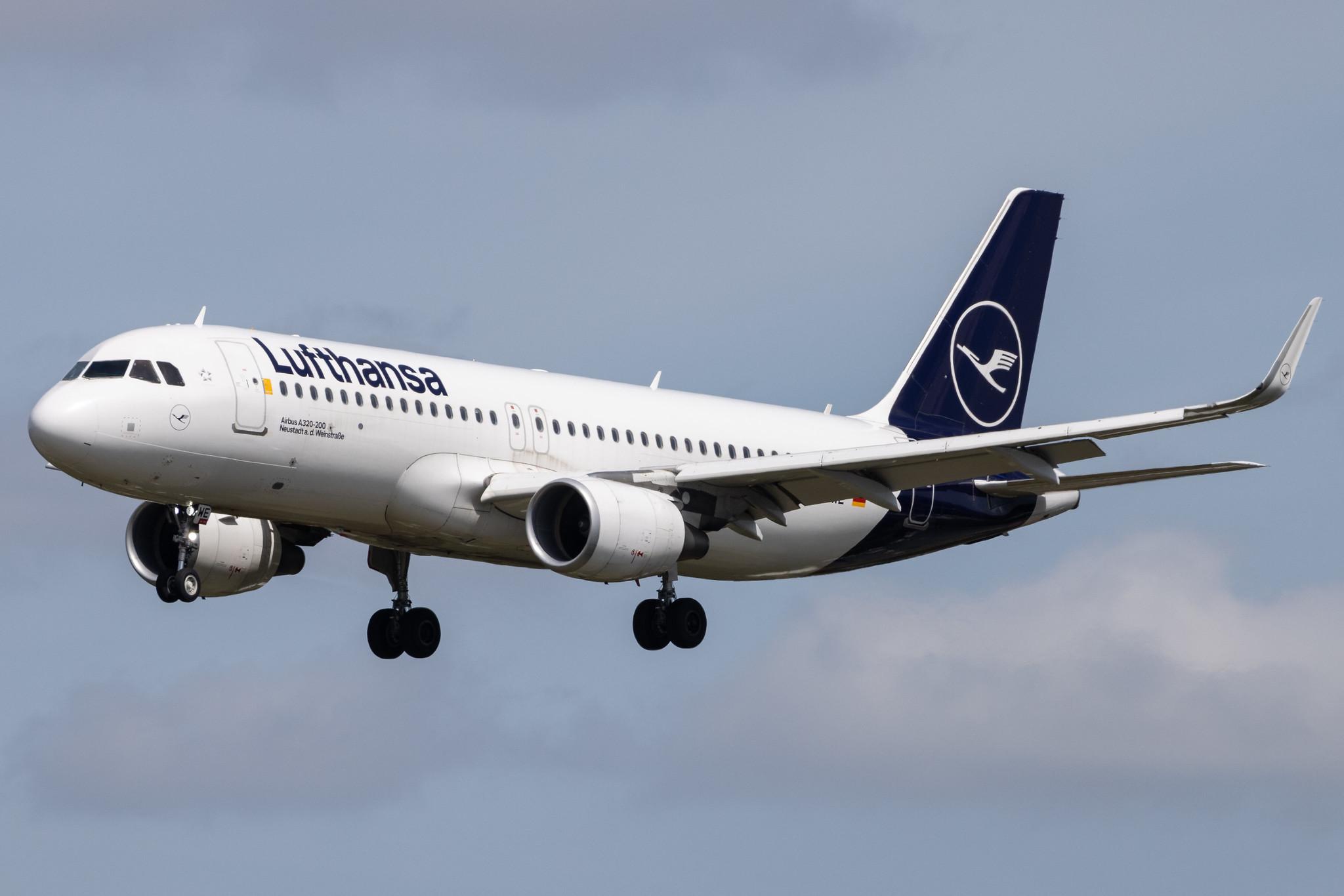 Hamburg Airport: Lufthansa (LH / DLH) | Airbus A320-214 A320 | D-AIWE | MSN 8680