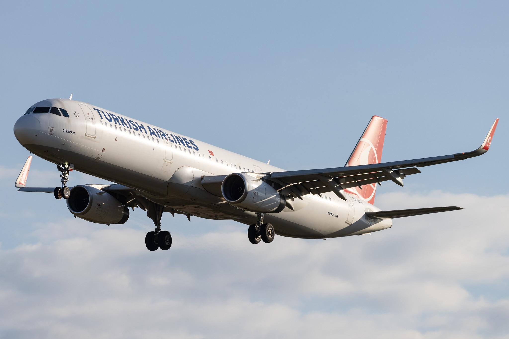 Hamburg Airport: Turkish Airlines (TK / THY) | Airbus A321-231 A321 | TC-JTA | MSN 6781