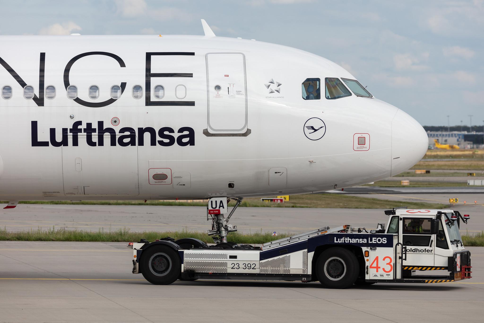 Frankfurt Airport: Lufthansa (LH / DLH) |  Livery: Star Alliance Livery |  Airbus A320-214 A320 | D-AIUA | MSN 5935