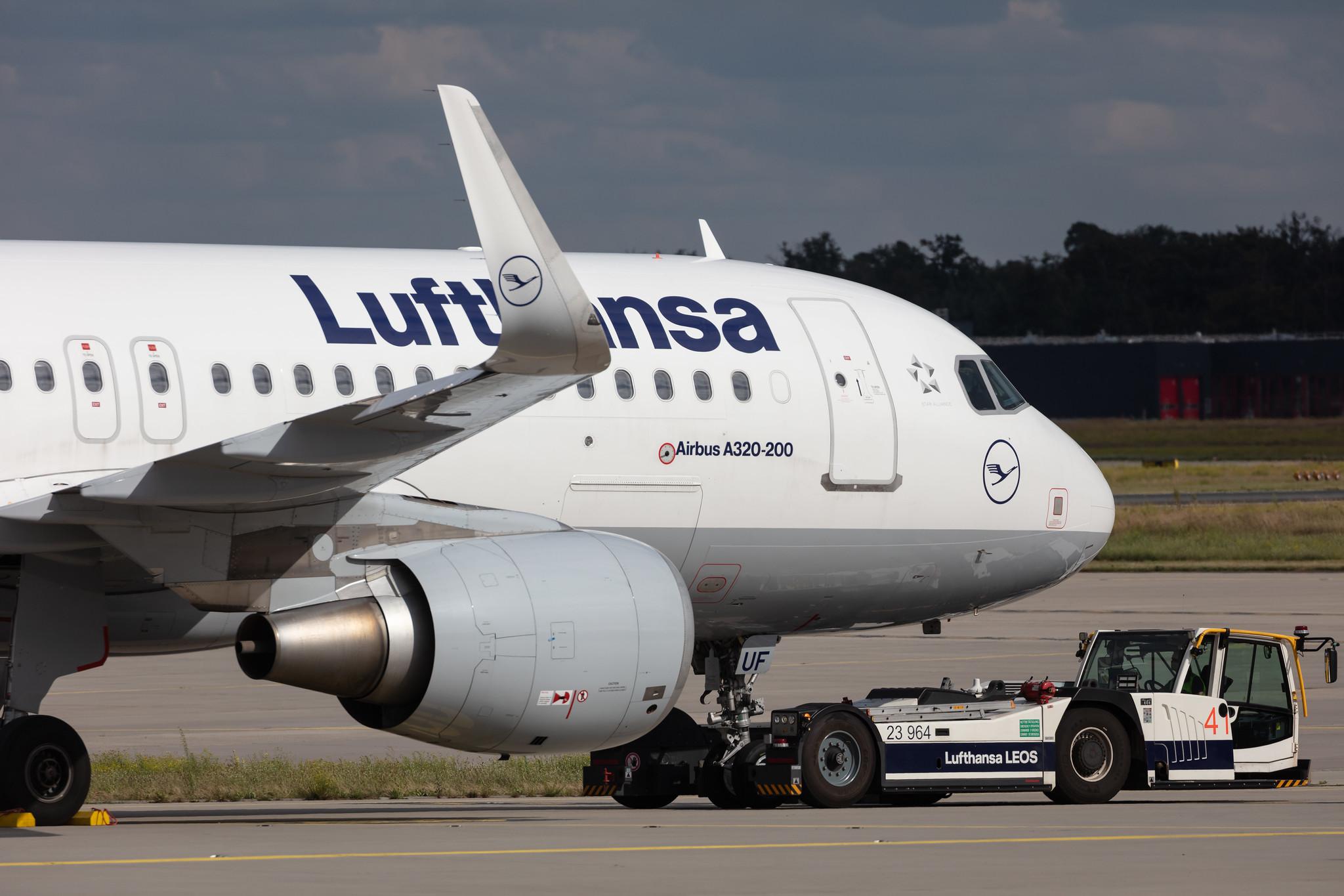 Frankfurt Airport: Lufthansa (LH / DLH) |  Airbus A320-214 A320 | D-AIUF | MSN 6141