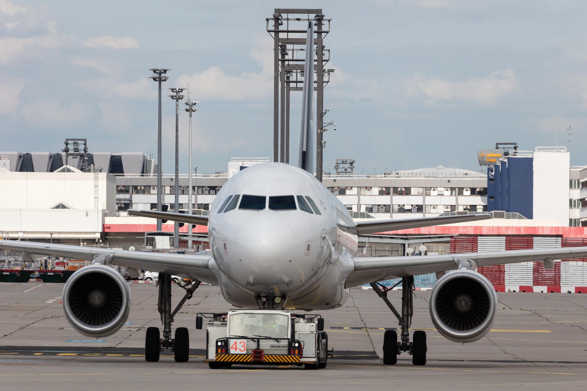 Frankfurt Airport: Lufthansa (LH / DLH) |  Livery: Star Alliance Livery |  Airbus A320-214 A320 | D-AIUA | MSN 5935