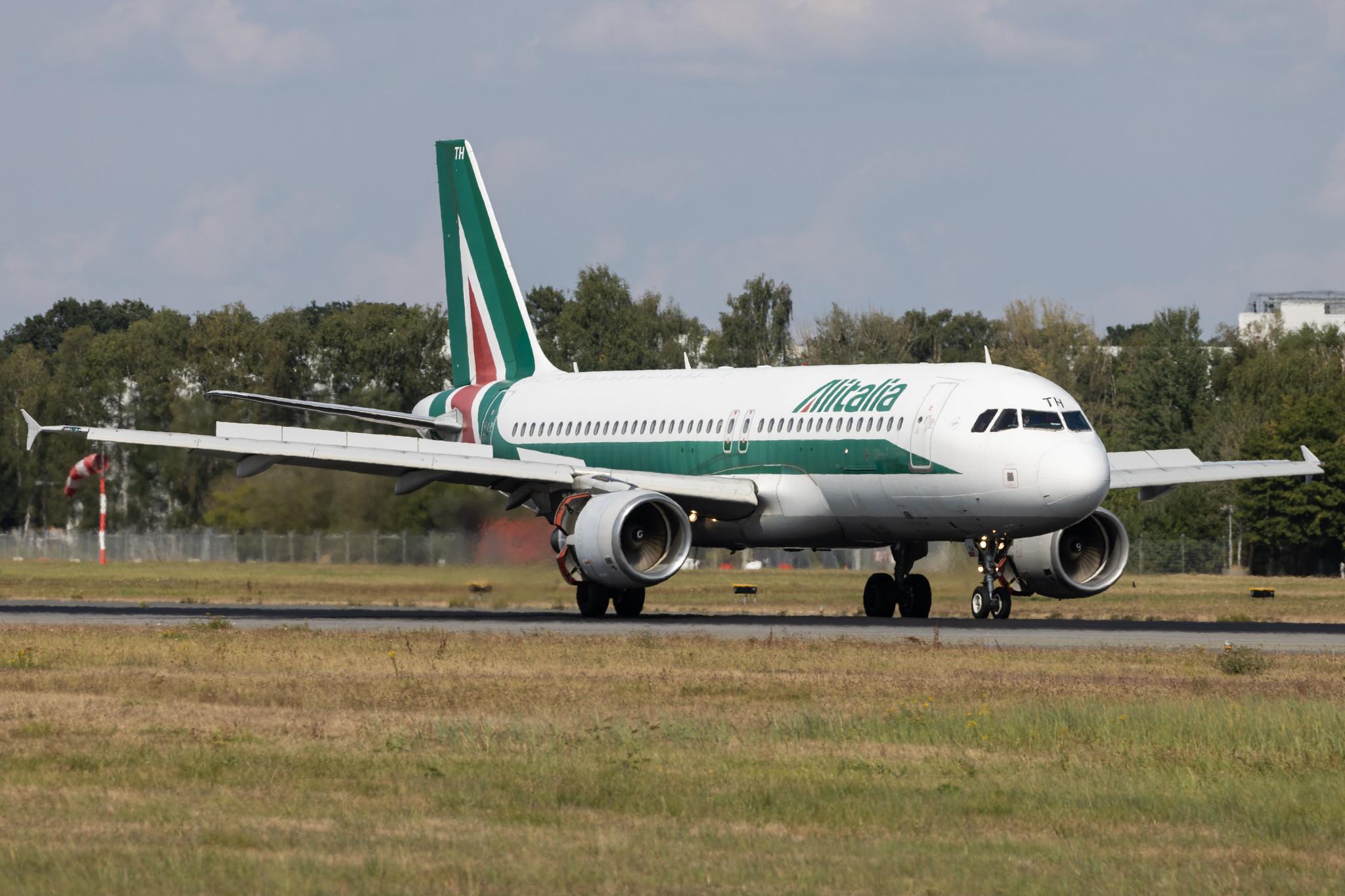Hamburg Airport: ITA Airways (AZ / ITY) |  Airbus A320-216 A320 | EI-DTH | MSN 03956