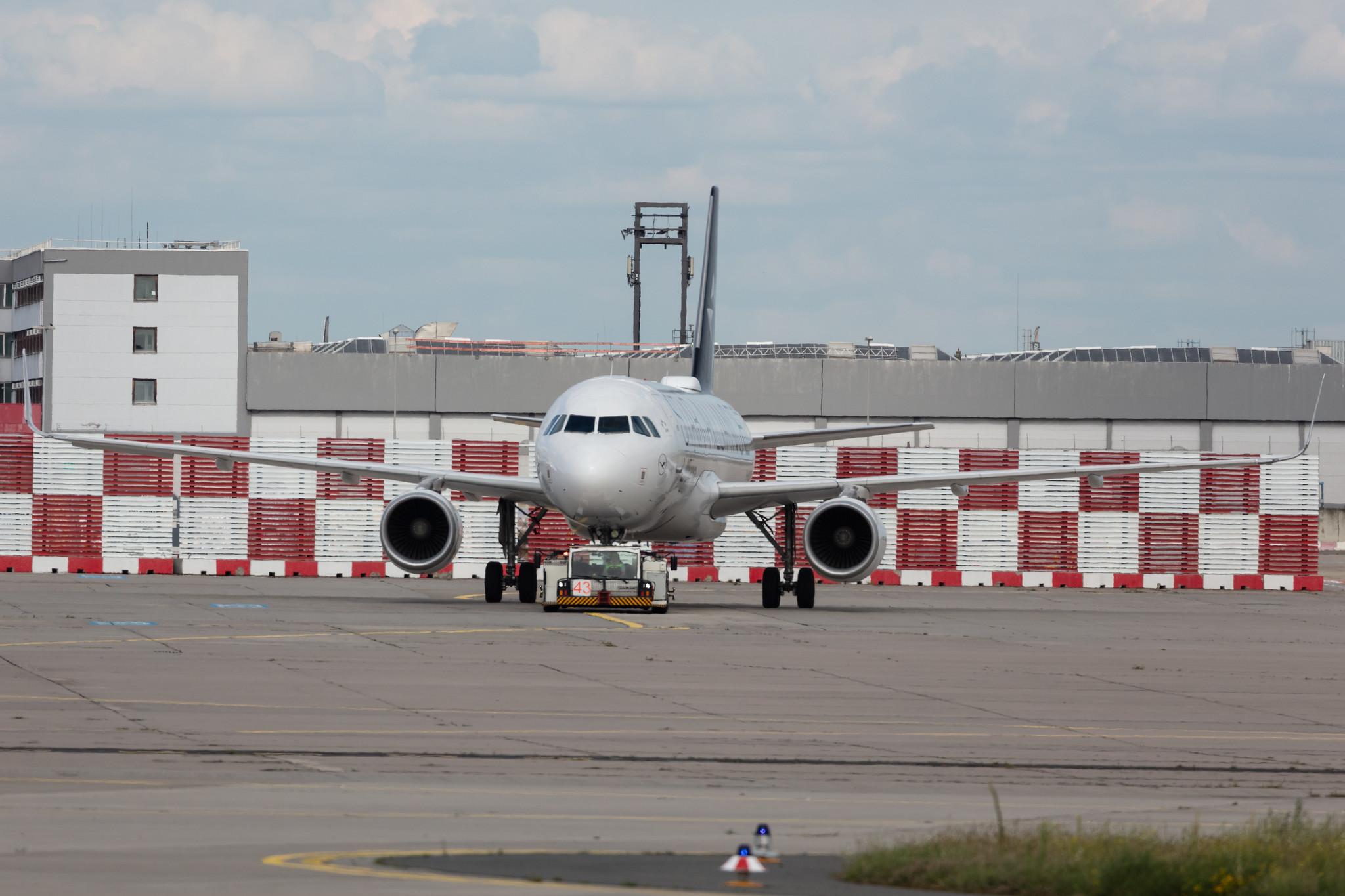 Frankfurt Airport: Lufthansa (LH / DLH) |  Livery: Star Alliance Livery |  Airbus A320-214 A320 | D-AIUA | MSN 5935