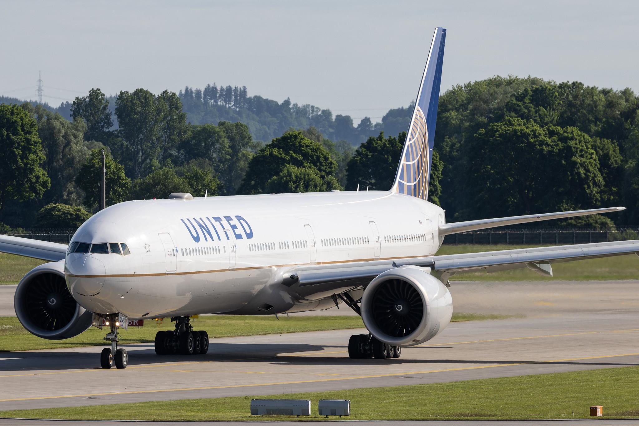 Munich Airport: United Airlines (UA / UAL) | Boeing 777-322(ER) B77W | N2645U | MSN 64989