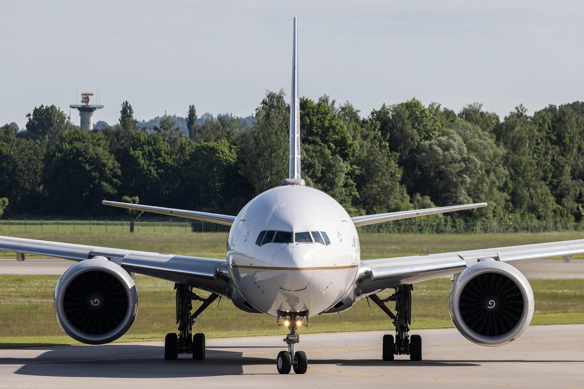 Munich Airport: United Airlines (UA / UAL) | Boeing 777-322(ER) B77W | N2645U | MSN 64989