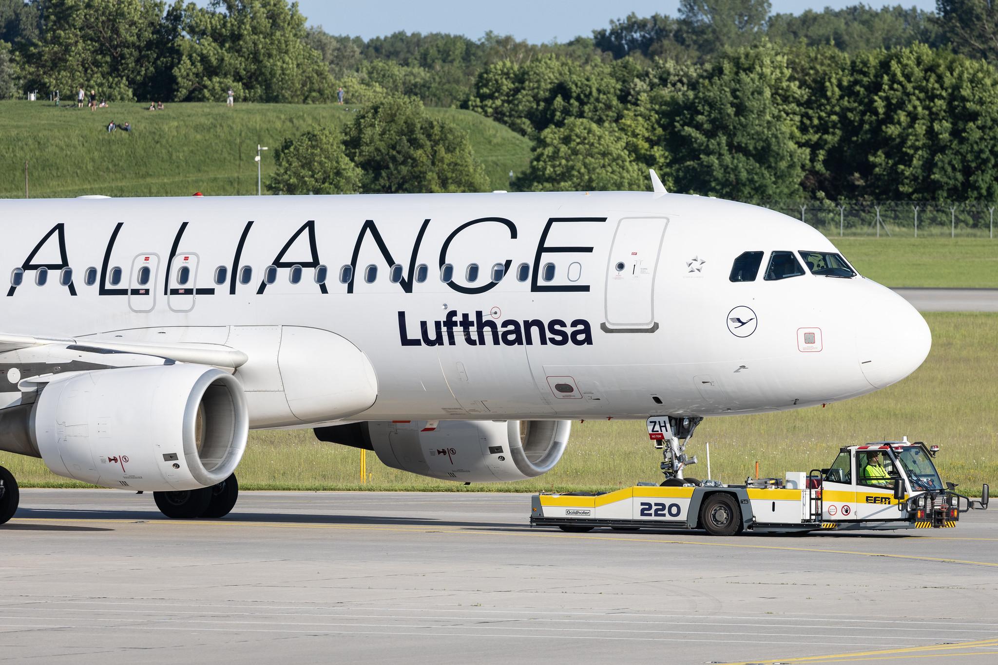Munich Airport: Lufthansa (LH / DLH) | Livery: Star Alliance Livery | Airbus A320-214 A320 | D-AIZH | MSN 4363