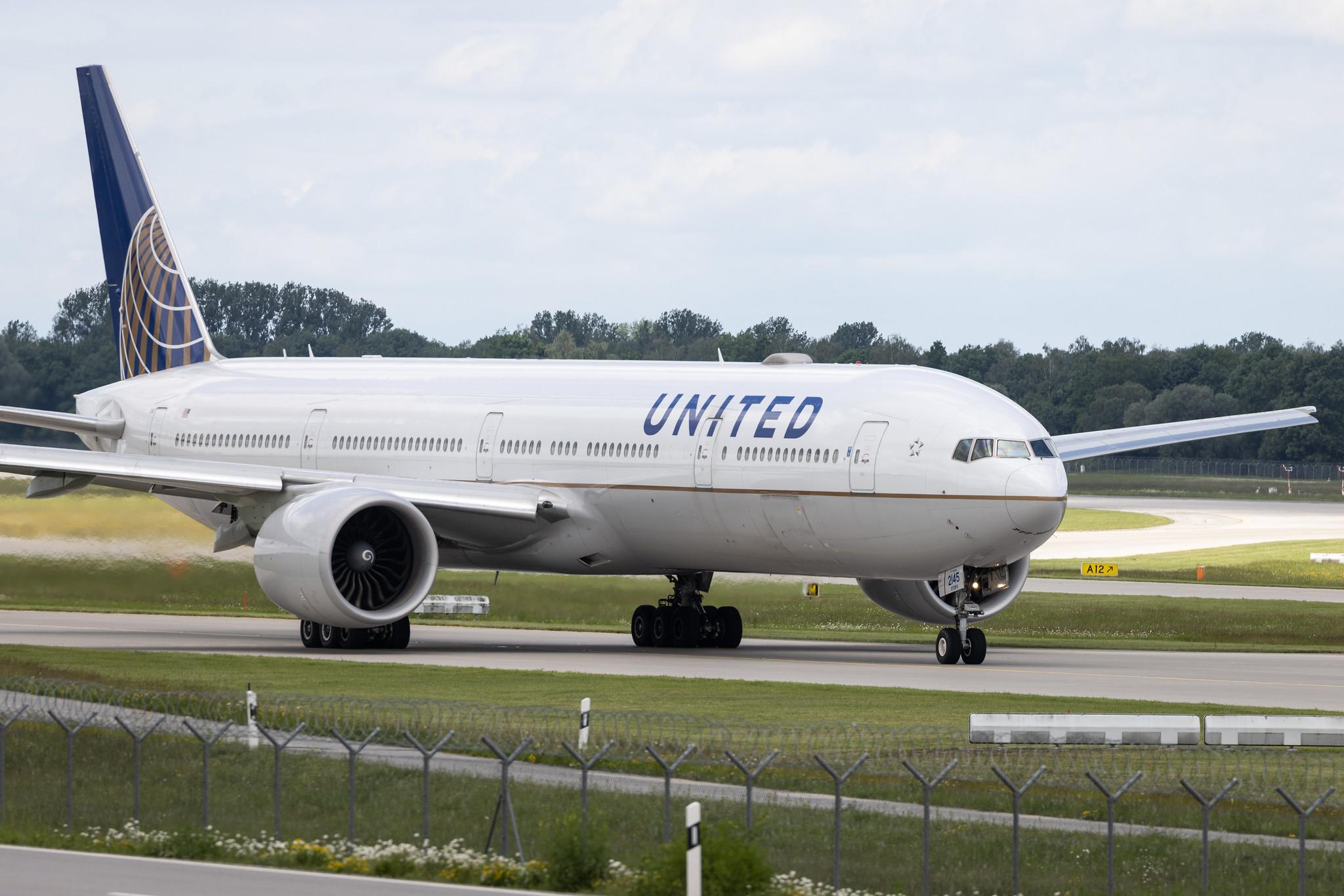 Munich Airport: United Airlines (UA / UAL) | Boeing 777-322(ER) B77W | N2645U | MSN 64989