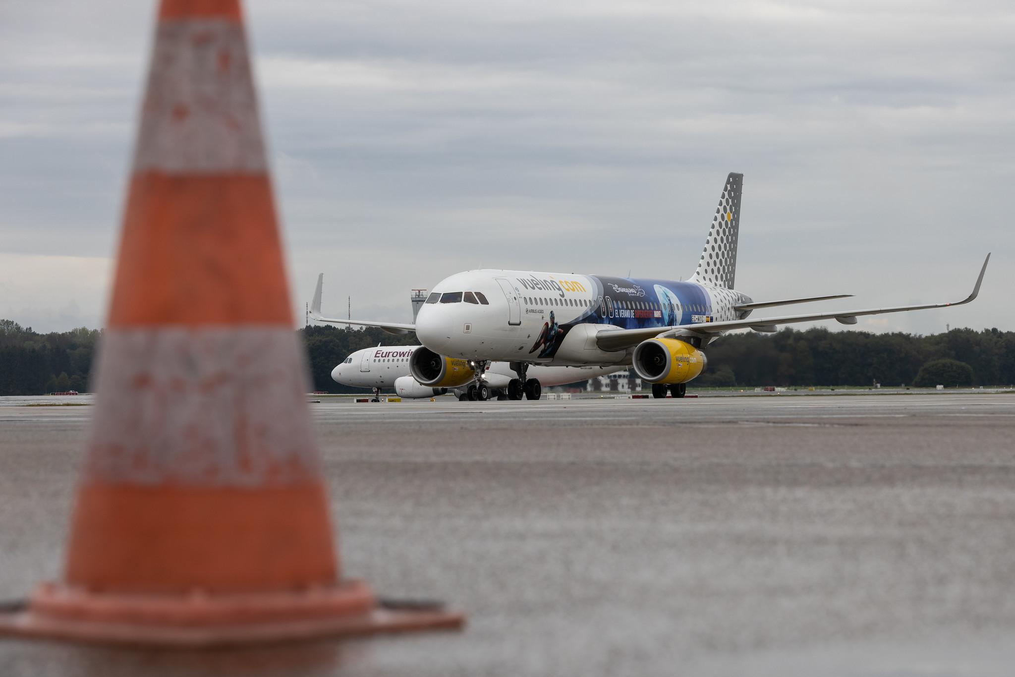 Hamburg Airport: Vueling (VY / VLG) | Livery: Disneyland Paris Livery | Airbus A320-232 A320 | EC-MYC | MSN 8238