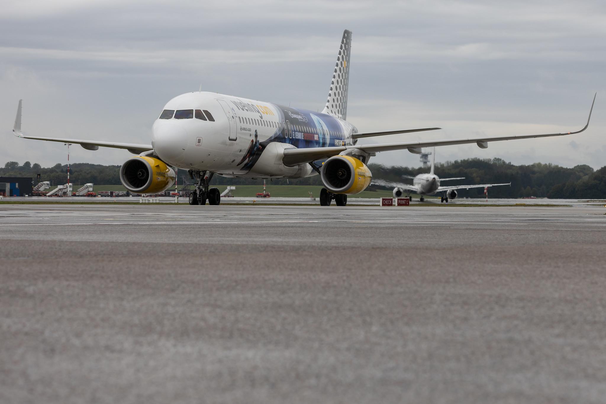Hamburg Airport: Vueling (VY / VLG) | Livery: Disneyland Paris Livery | Airbus A320-232 A320 | EC-MYC | MSN 8238