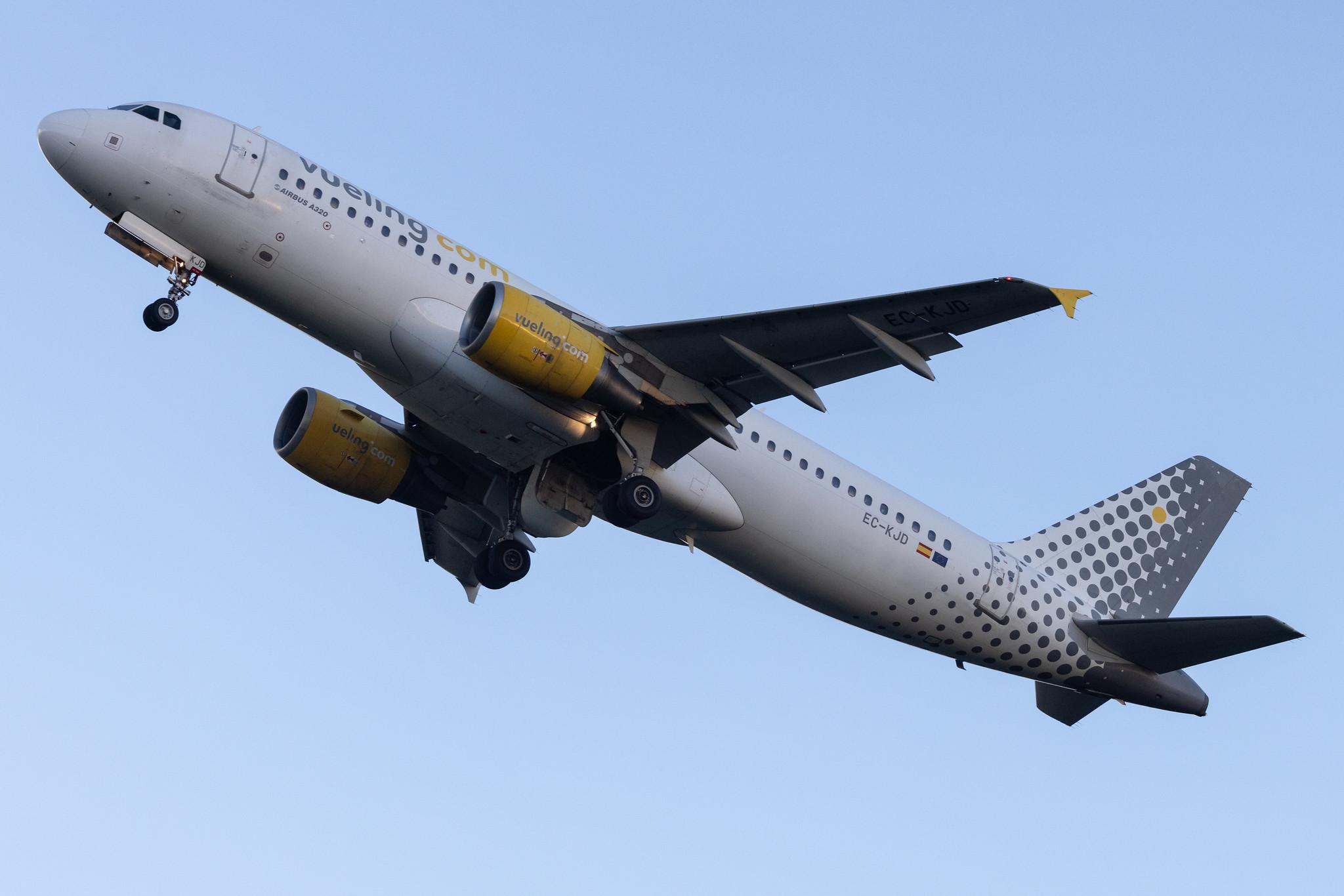 Hamburg Airport: Vueling (VY / VLG) |  Airbus A320-216 A320 | EC-KJD | MSN 3237