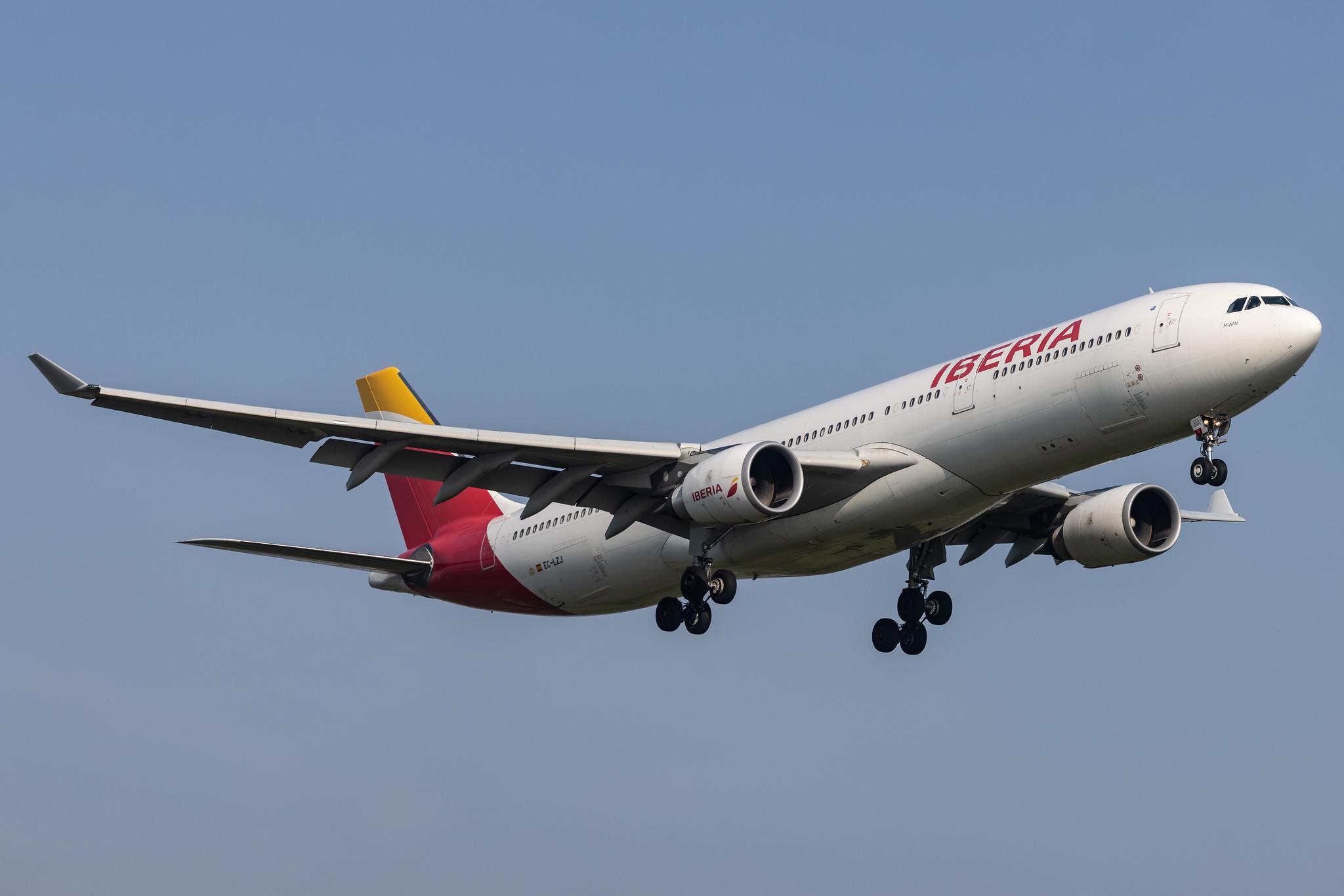 London Heathrow: Iberia (IB / IBE) |  Airbus A330-302 A333 | EC-LZJ | MSN 1490