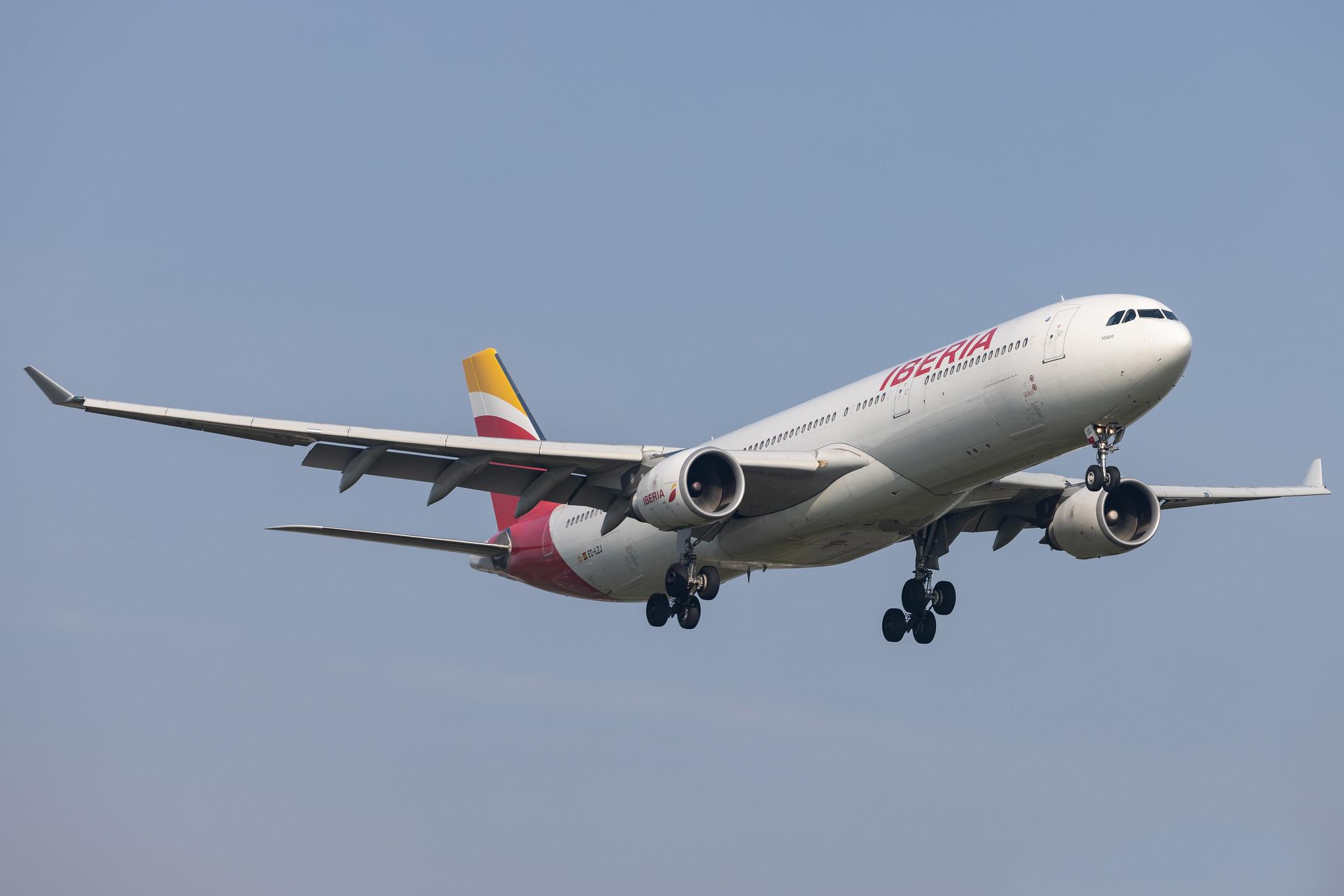 London Heathrow: Iberia (IB / IBE) |  Airbus A330-302 A333 | EC-LZJ | MSN 1490