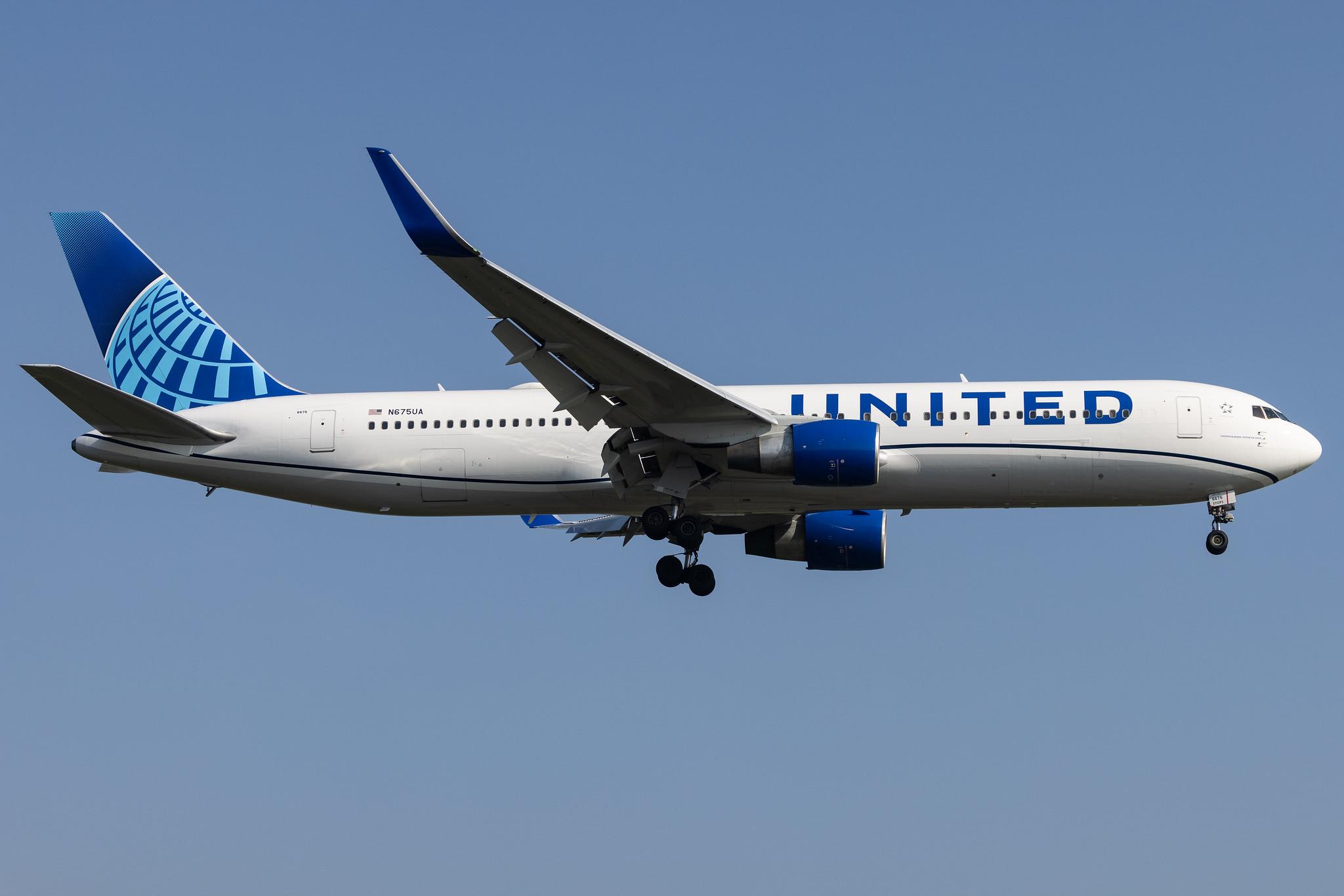 London Heathrow: United Airlines (UA / UAL) |  Boeing 767-322(ER) B763 | N675UA | MSN 29243