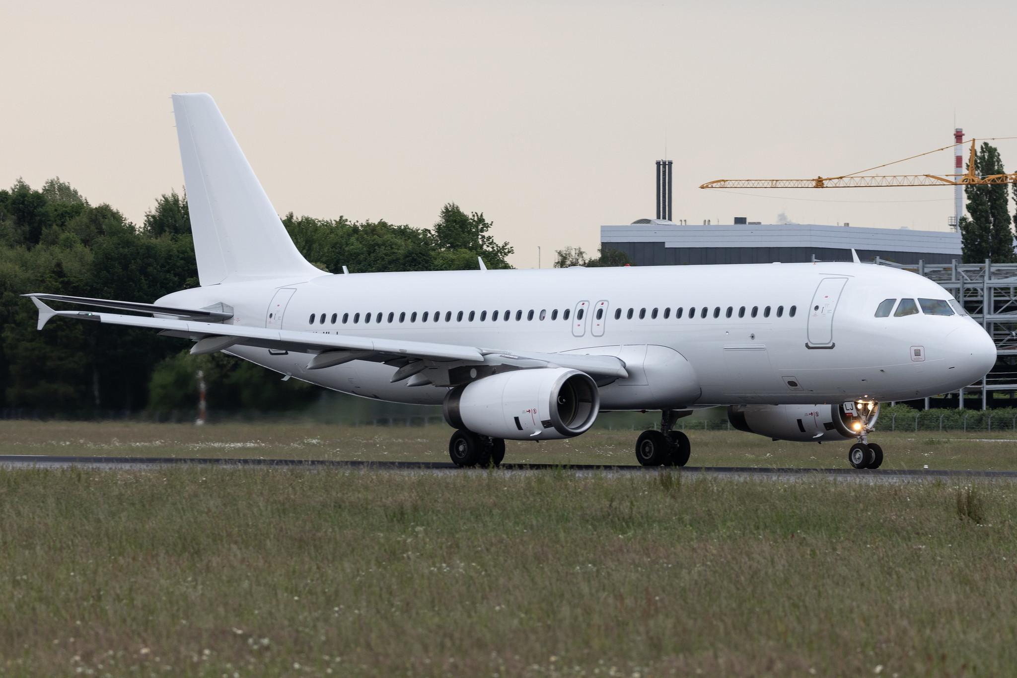 Hamburg Airport: SunExpress (XQ / SXS) | Operator: Avion Express | Airbus A320-232 A320 | LY-MLJ | MSN 03877