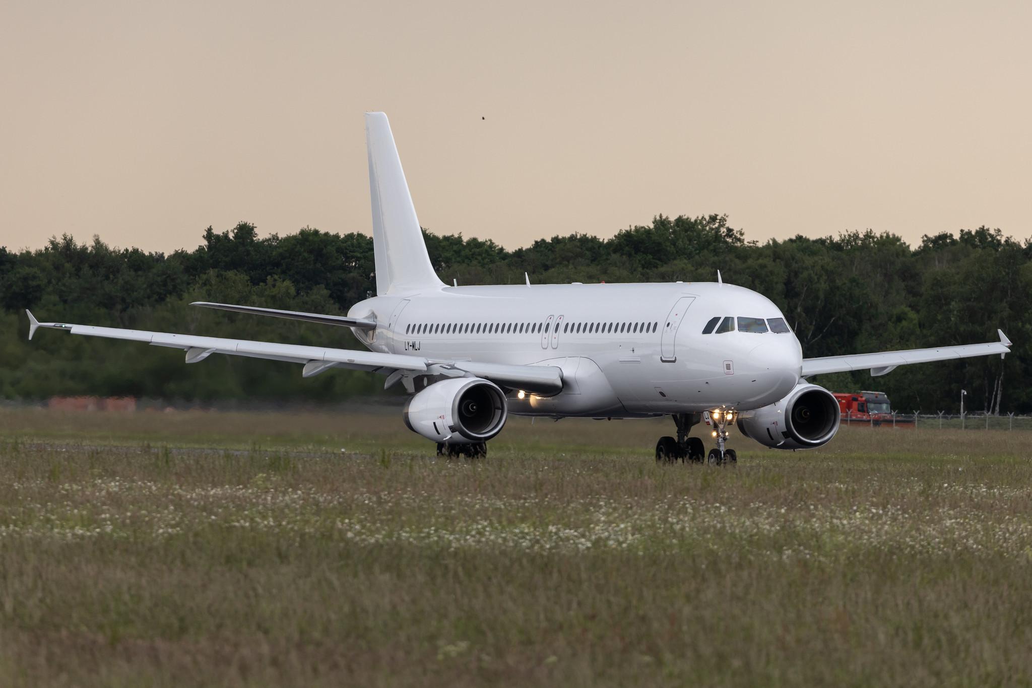 Hamburg Airport: SunExpress (XQ / SXS) | Operator: Avion Express | Airbus A320-232 A320 | LY-MLJ | MSN 03877