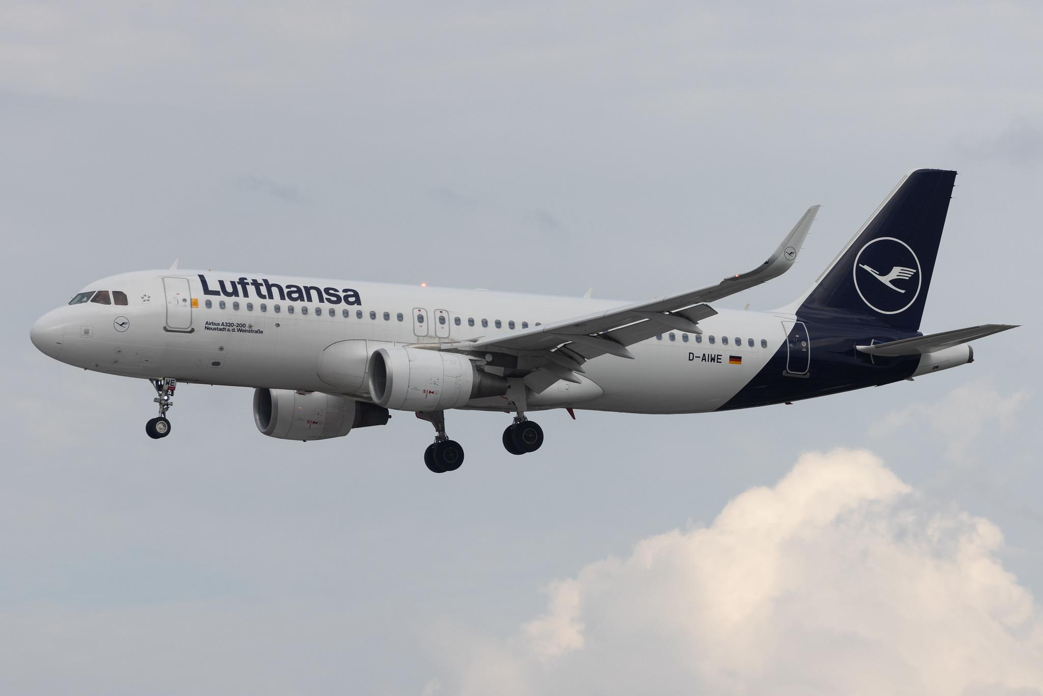 Hamburg Airport: Lufthansa (LH / DLH) | Airbus A320-214 A320 | D-AIWE | MSN 8680