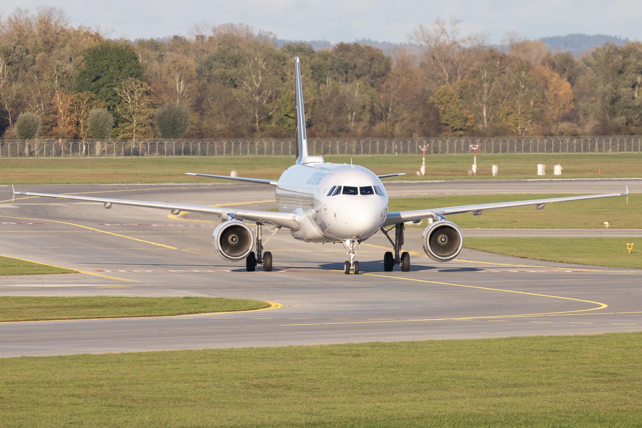 Munich Airport: Lufthansa (LH / DLH) | Airbus A320-214 A320 | D-AIZE | MSN 4261