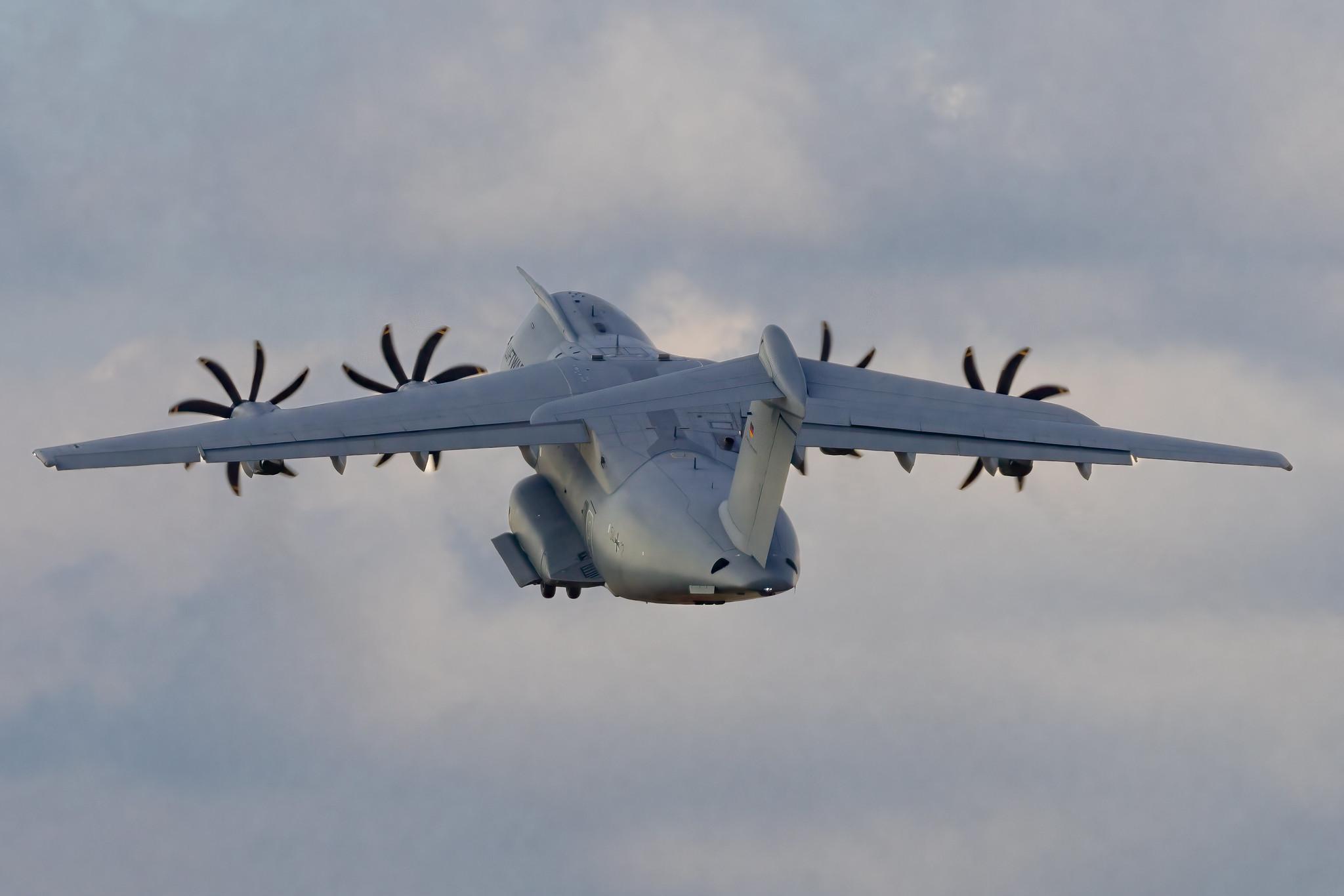 Hamburg Airport: German Air Force ( / GAF) | Airbus A400M-180 A400 | 54+12 | MSN 057