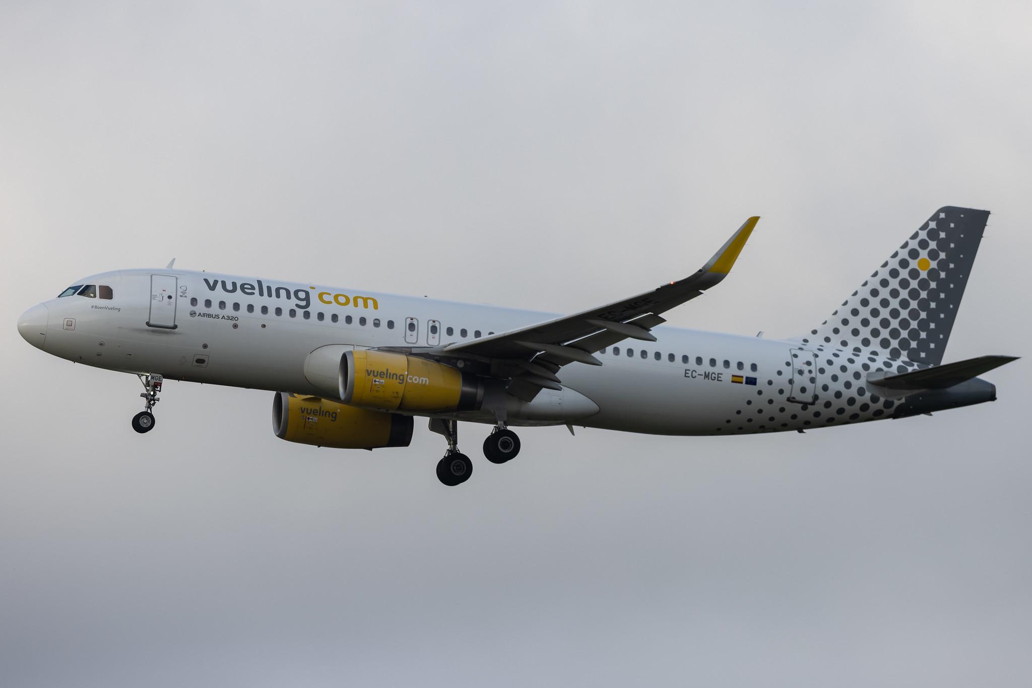 Amsterdam Schiphol: Vueling (VY / VLG) | Airbus A320-232 A320 | EC-MGE | MSN 6607