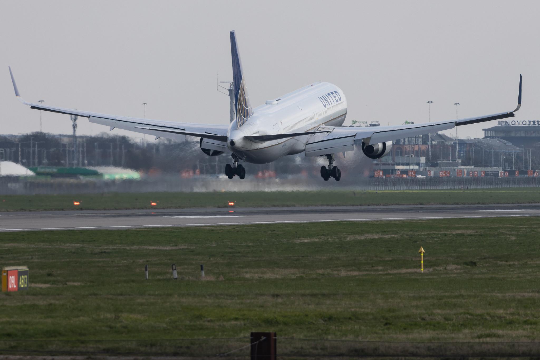 London Heathrow: United Airlines (UA / UAL) | Boeing 767-322(ER) B763 | N661UA | MSN 27158