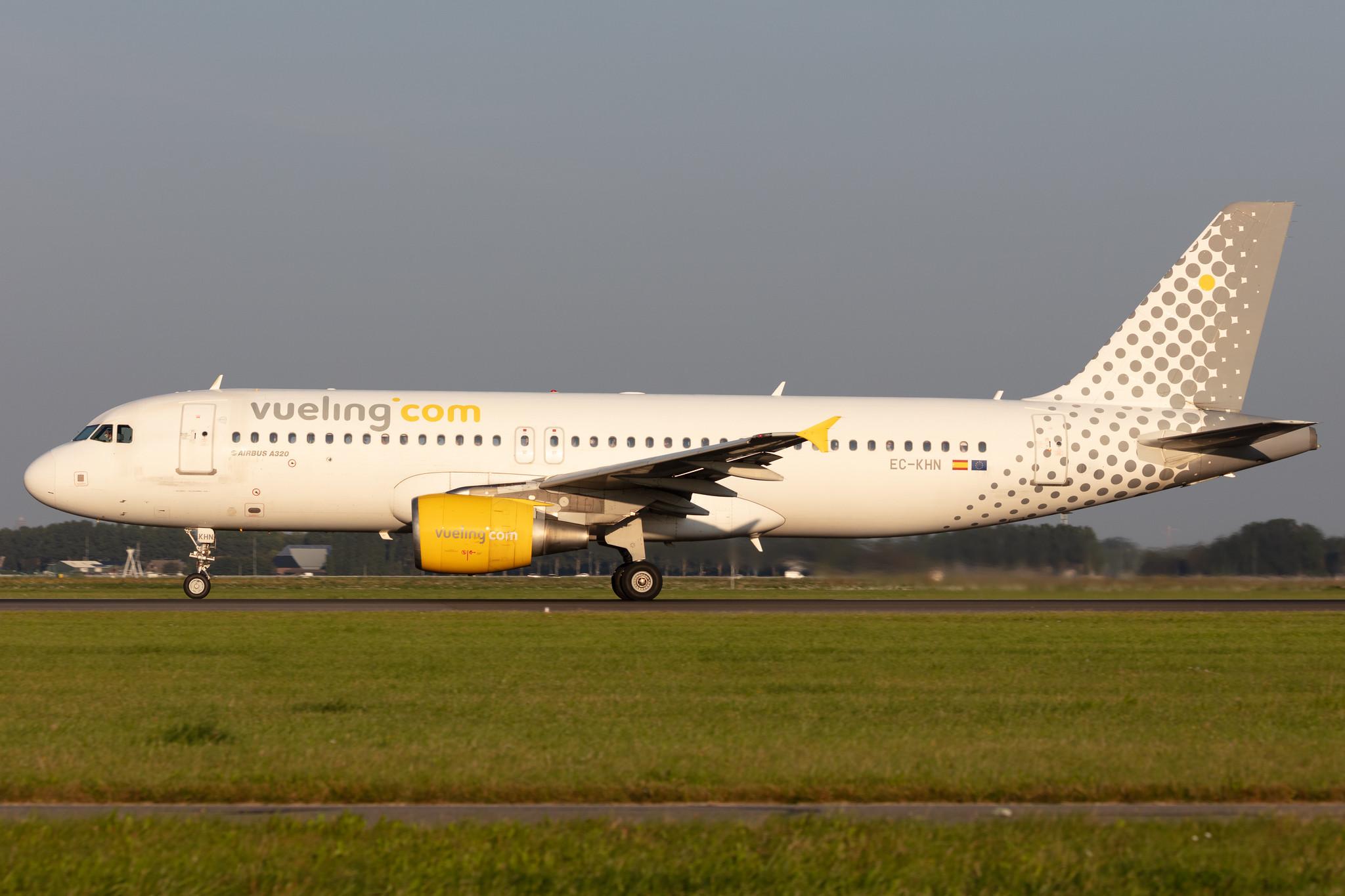 Amsterdam Schiphol: Vueling (VY / VLG) |  Airbus A320-216 A320 | EC-KHN | MSN 3203
