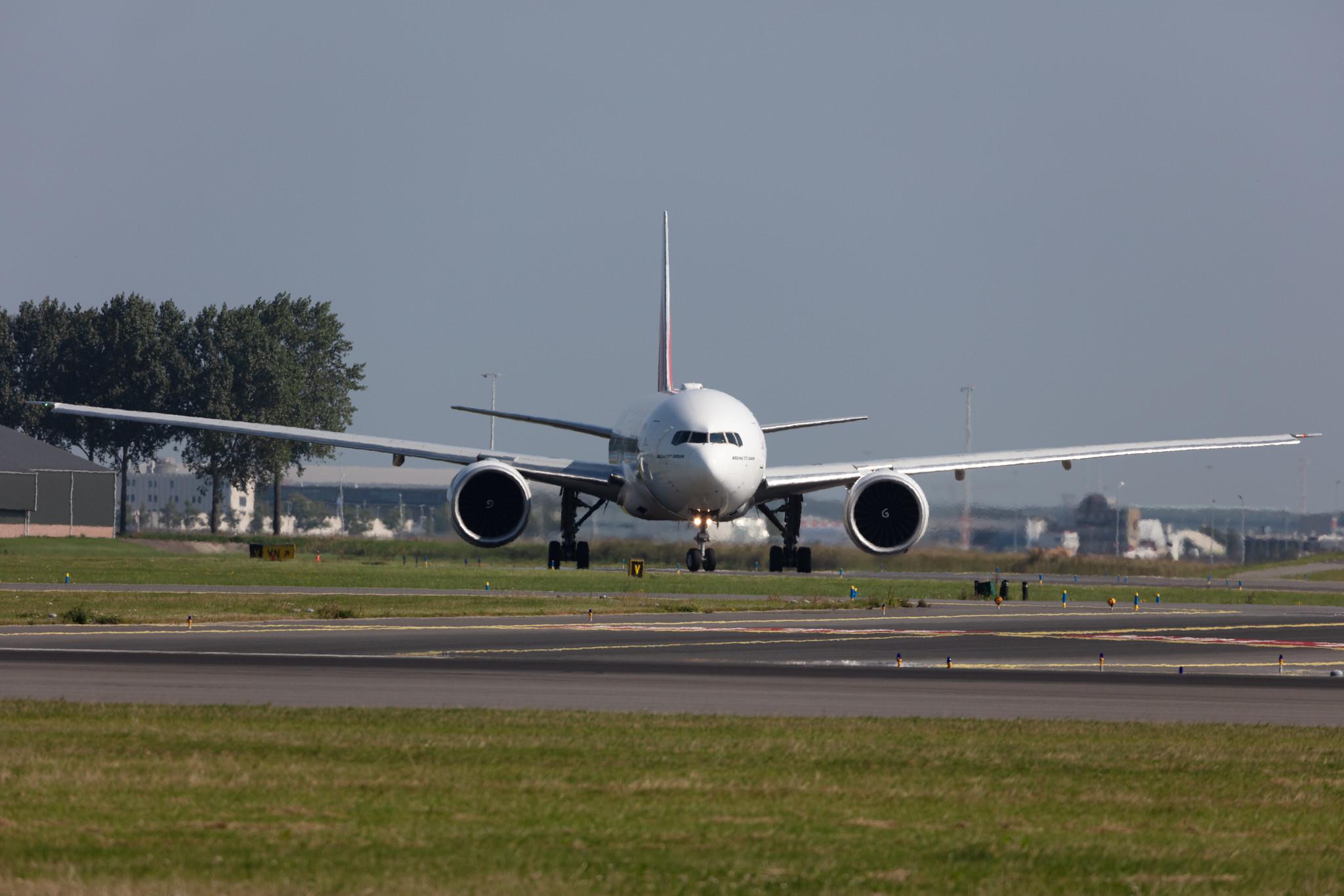 Amsterdam Schiphol: Emirates (EK / UAE) |  Boeing 777-31H(ER) B77W | A6-EGY | MSN 41080