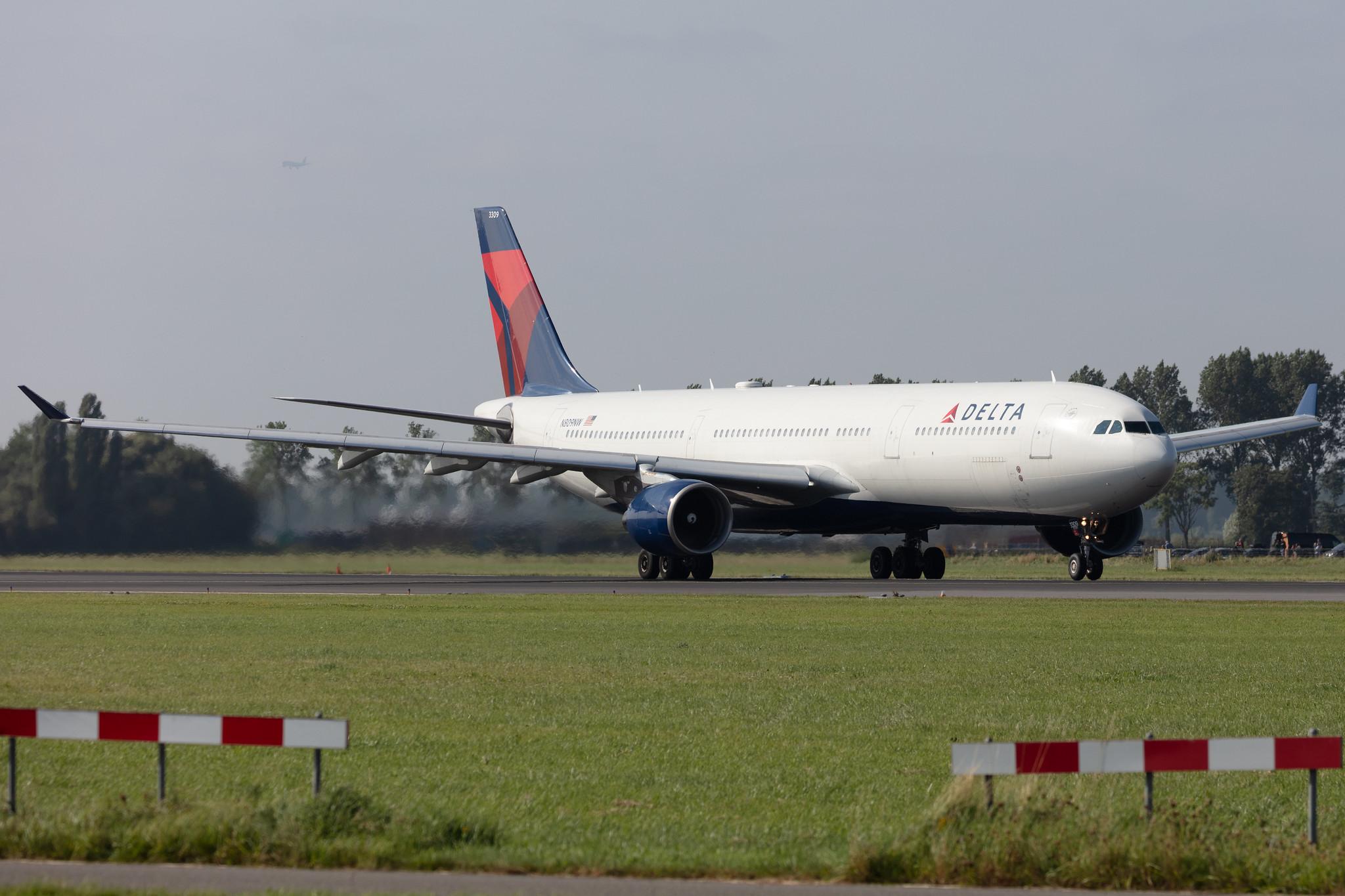Amsterdam Schiphol: Delta Air Lines (DL / DAL) |  Airbus A330-323 A333 | N809NW | MSN 0663
