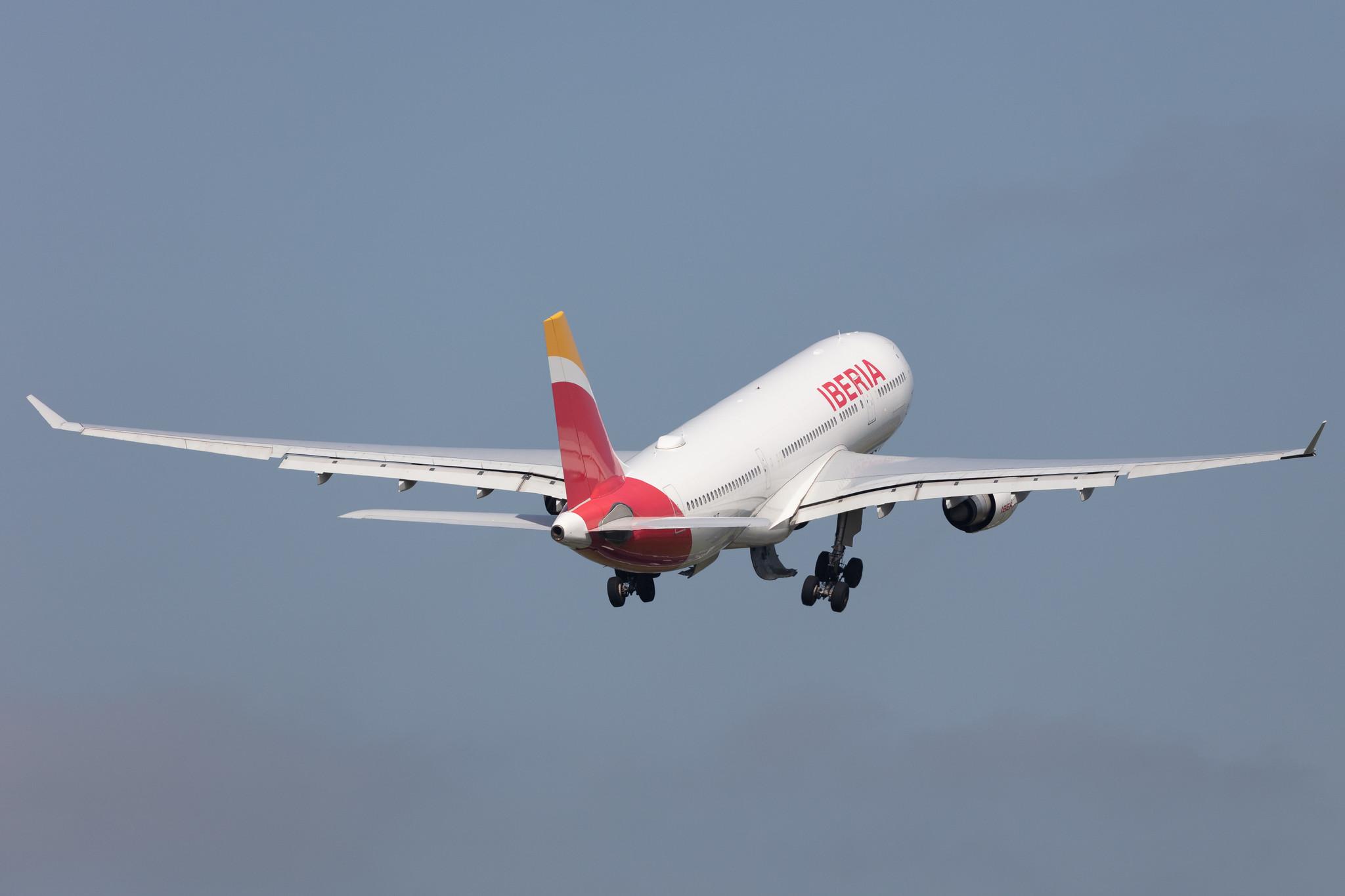 Amsterdam Schiphol: Iberia (IB / IBE) |  Airbus A330-202 A332 | EC-MJT | MSN 1710