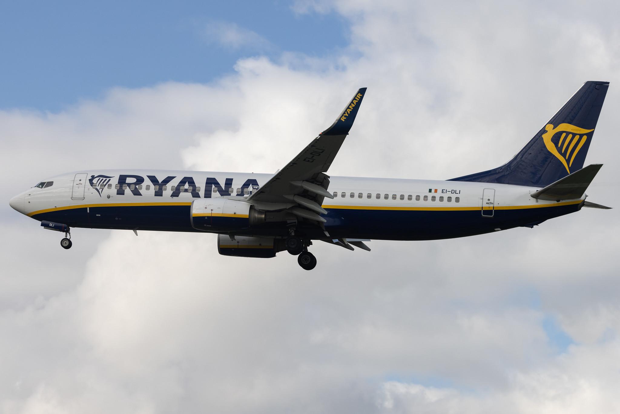 Aeroporto de Lisboa: Ryanair (FR / RYR) |  Boeing 737-8AS B738 | EI-DLI | MSN 33591