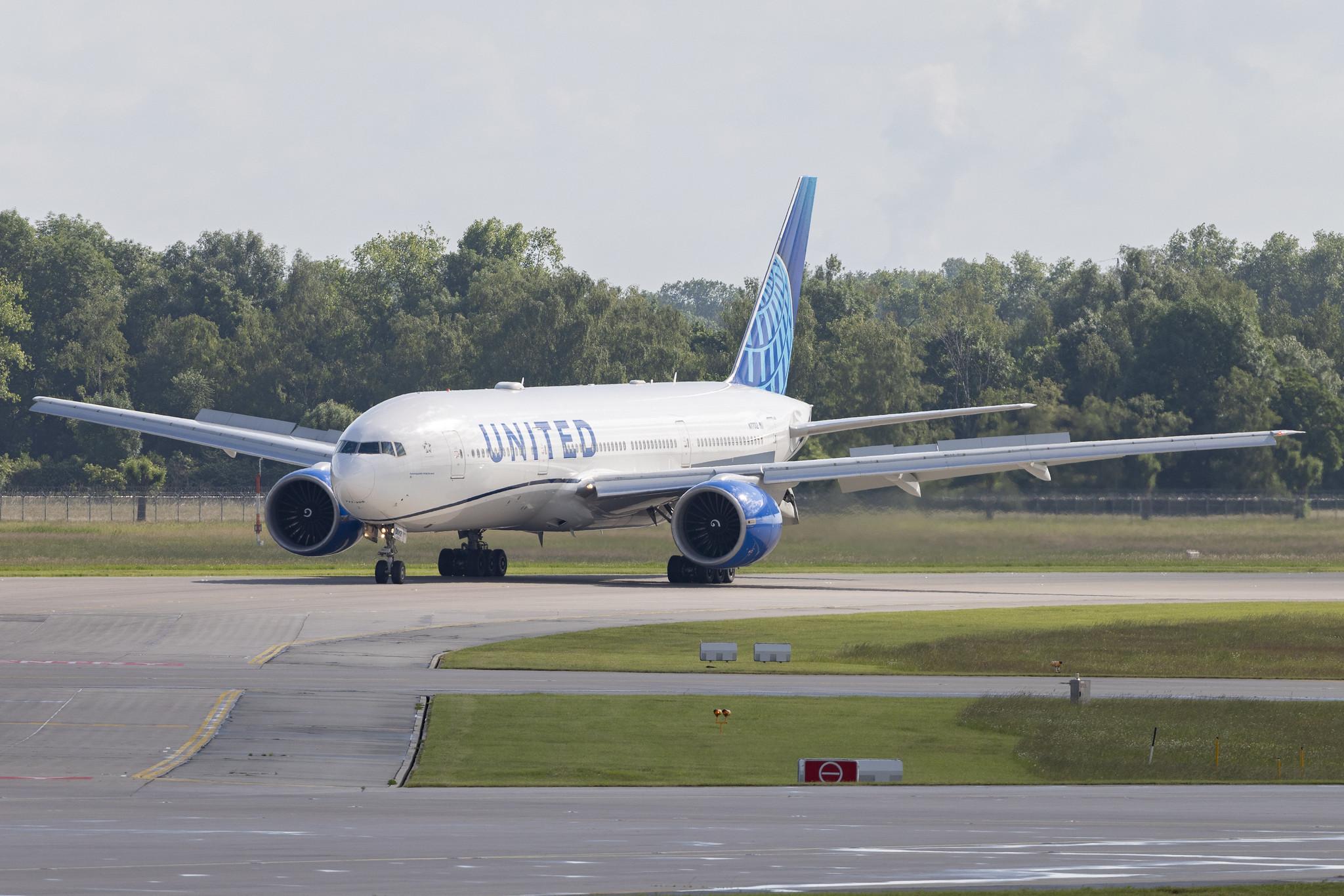 Munich Airport: United Airlines (UA / UAL) | Boeing 777-224(ER) B772 | N77012 | MSN 29860
