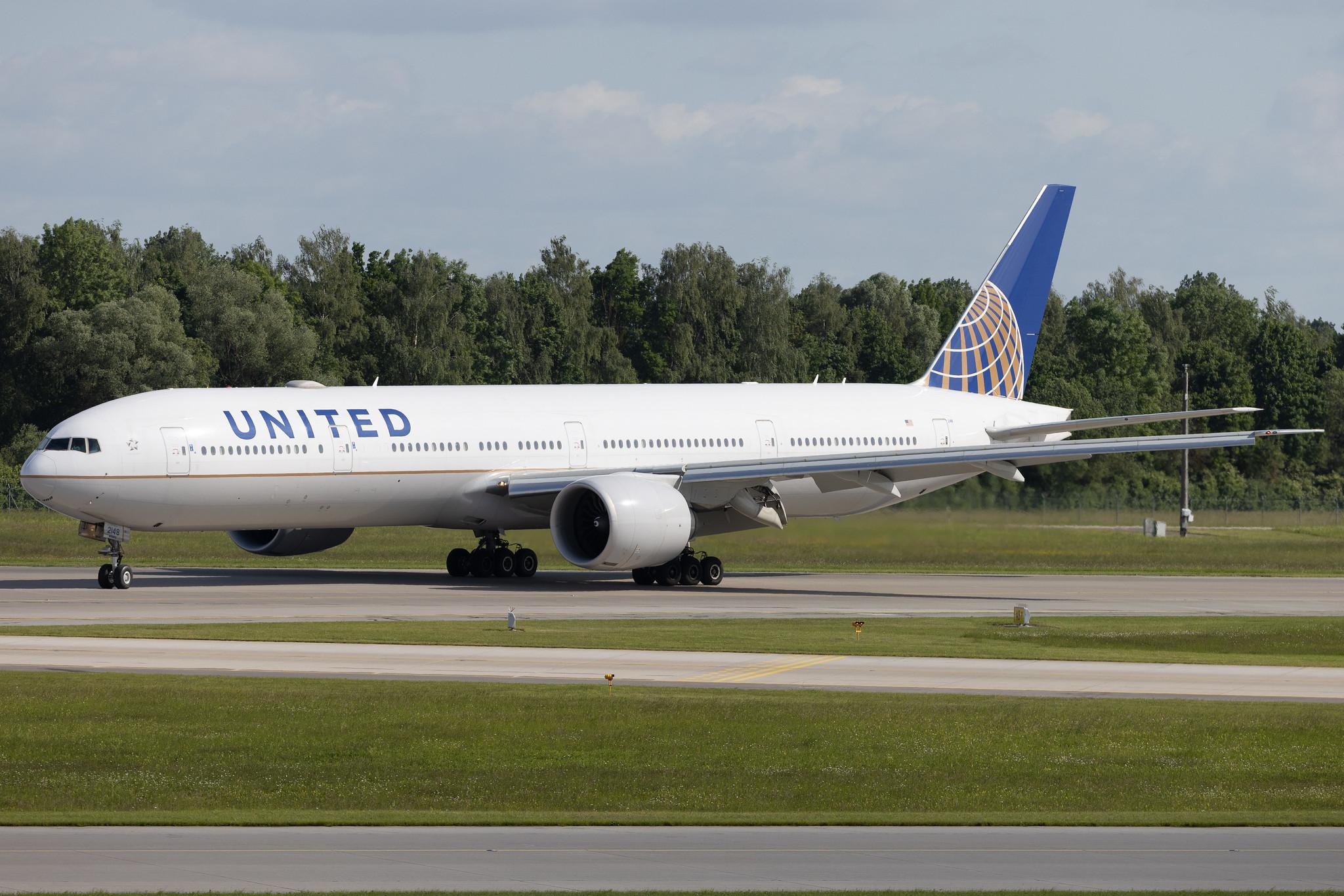 Munich Airport: United Airlines (UA / UAL) | Boeing 777-300(ER) B77W | N2748U | MSN 64994