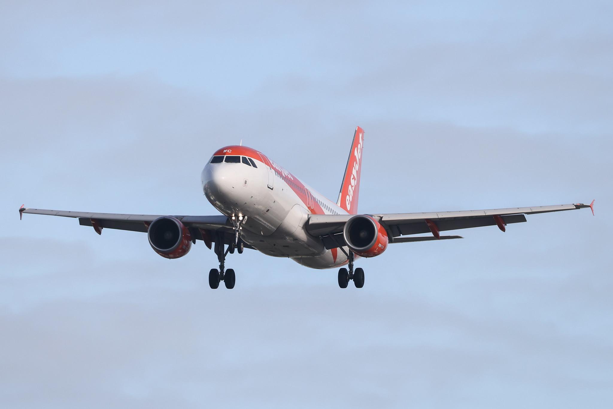 Aeroporto de Lisboa: easyJet (U2 / EZY) |  Airbus A320-214 A320 | G-EZWC | MSN 5236