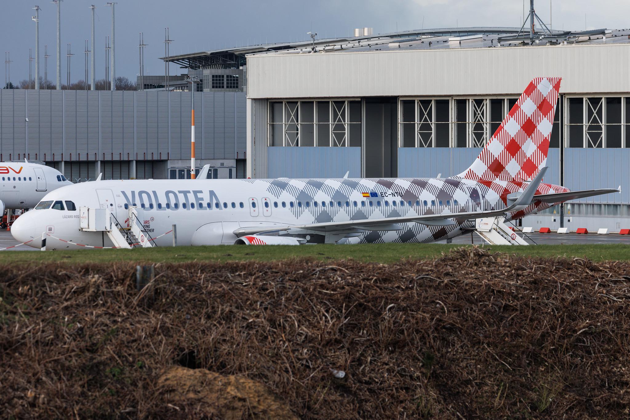Hamburg Airport: Volotea (V7 / VOE) | Livery: 10 Years Livery | Airbus A320-214 A320 | EC-NTU | MSN 05950