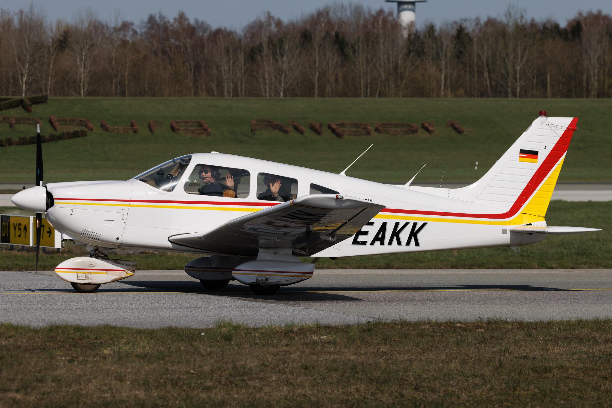 Hamburg Airport: Private owner | Piper PA-28-181 Archer II P28A | D-EAKK | MSN 28-7990417