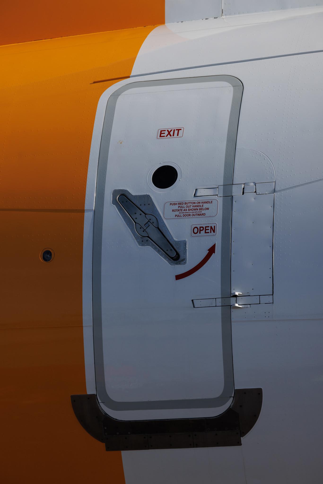 Hamburg Airport: Condor (DE / CFG) | Boeing 757-330 B753 | D-ABOJ | MSN 29019