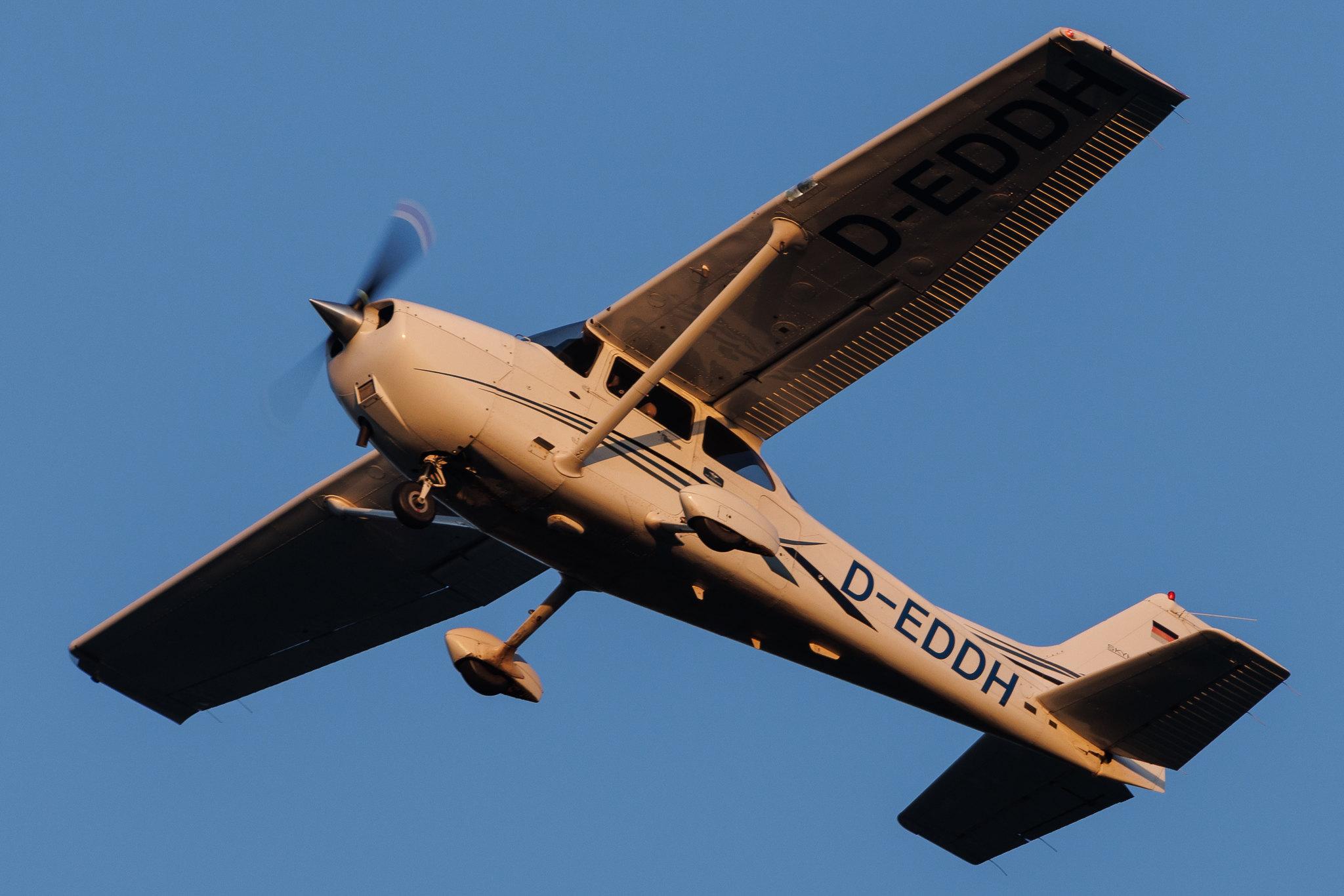 Hamburg Airport: Flugschule Hamburg | Cessna 172SP Skyhawk C172 | D-EDDH | MSN 172S-10393