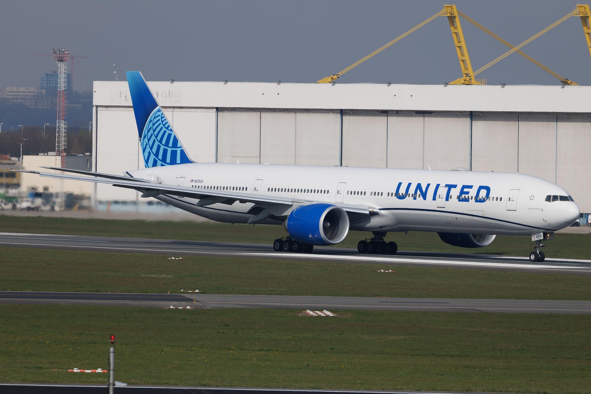 Brussels Airport: United Airlines (UA / UAL) | Boeing 777-300(ER) B77W | N2352U | MSN 66592