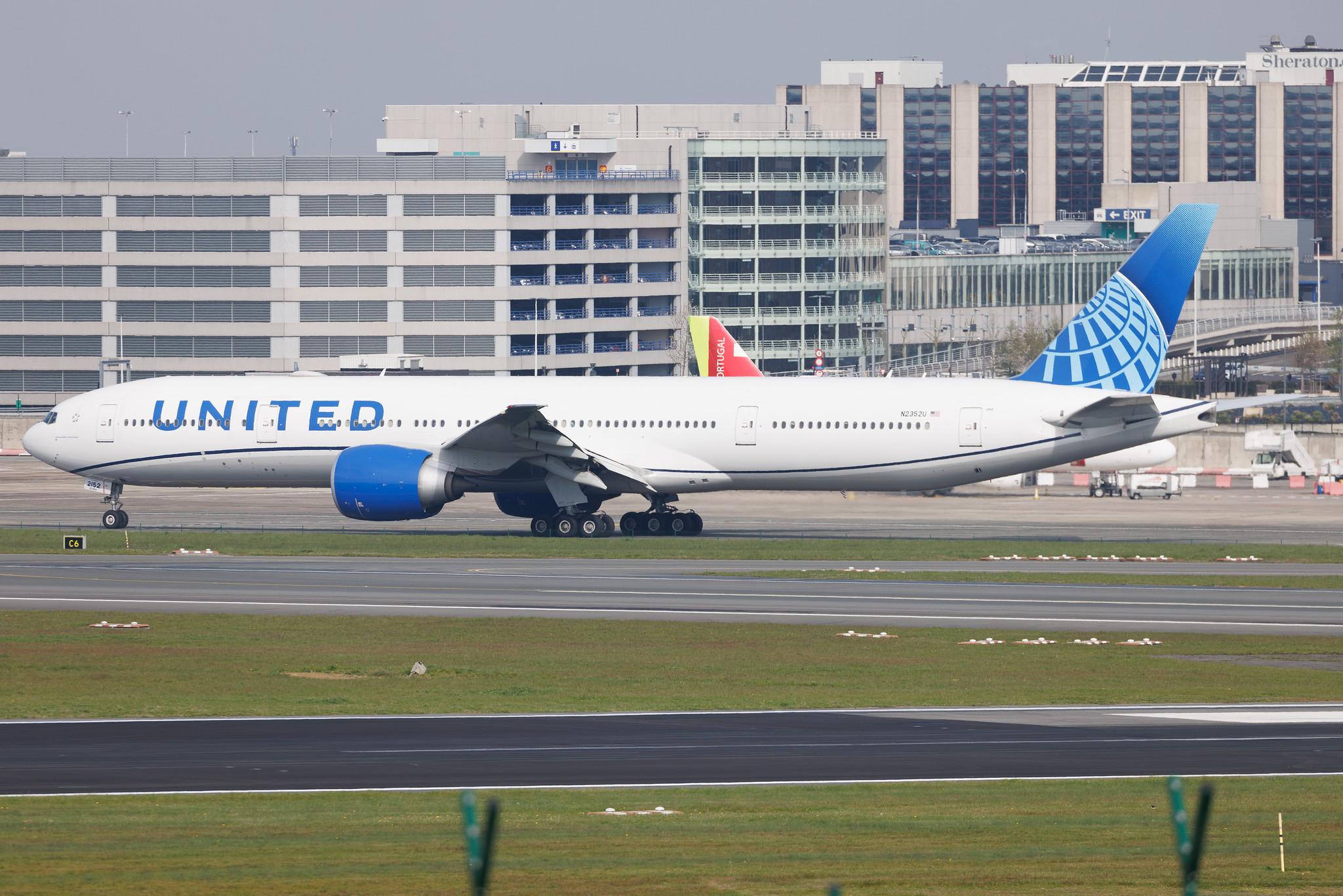 Brussels Airport: United Airlines (UA / UAL) | Boeing 777-300(ER) B77W | N2352U | MSN 66592