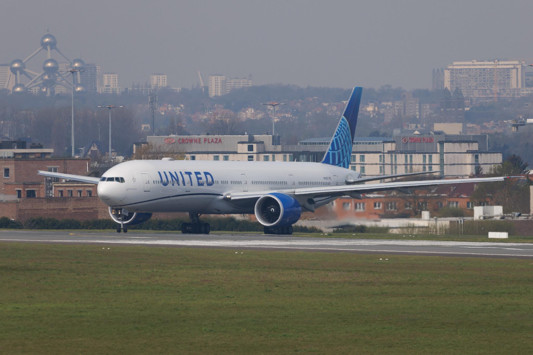 Brussels Airport: United Airlines (UA / UAL) | Boeing 777-300(ER) B77W | N2352U | MSN 66592