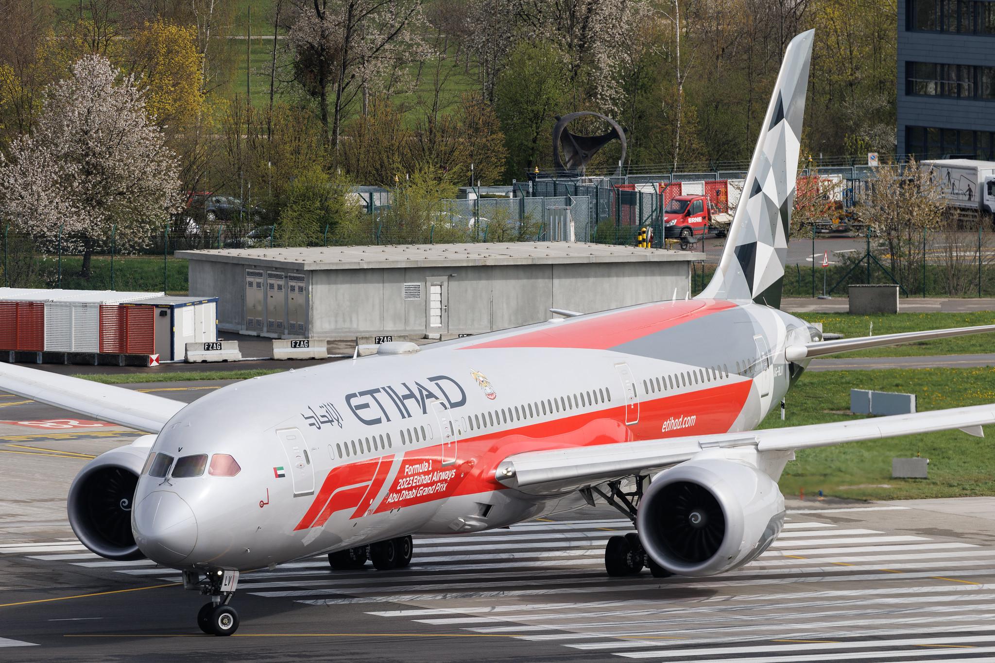 Flughafen Zürich: Etihad Airways (EY / ETD) | Livery: Abu Dhabi Grand Prix Livery | Boeing 787-9 Dreamliner B789 | A6-BLV | MSN 39676