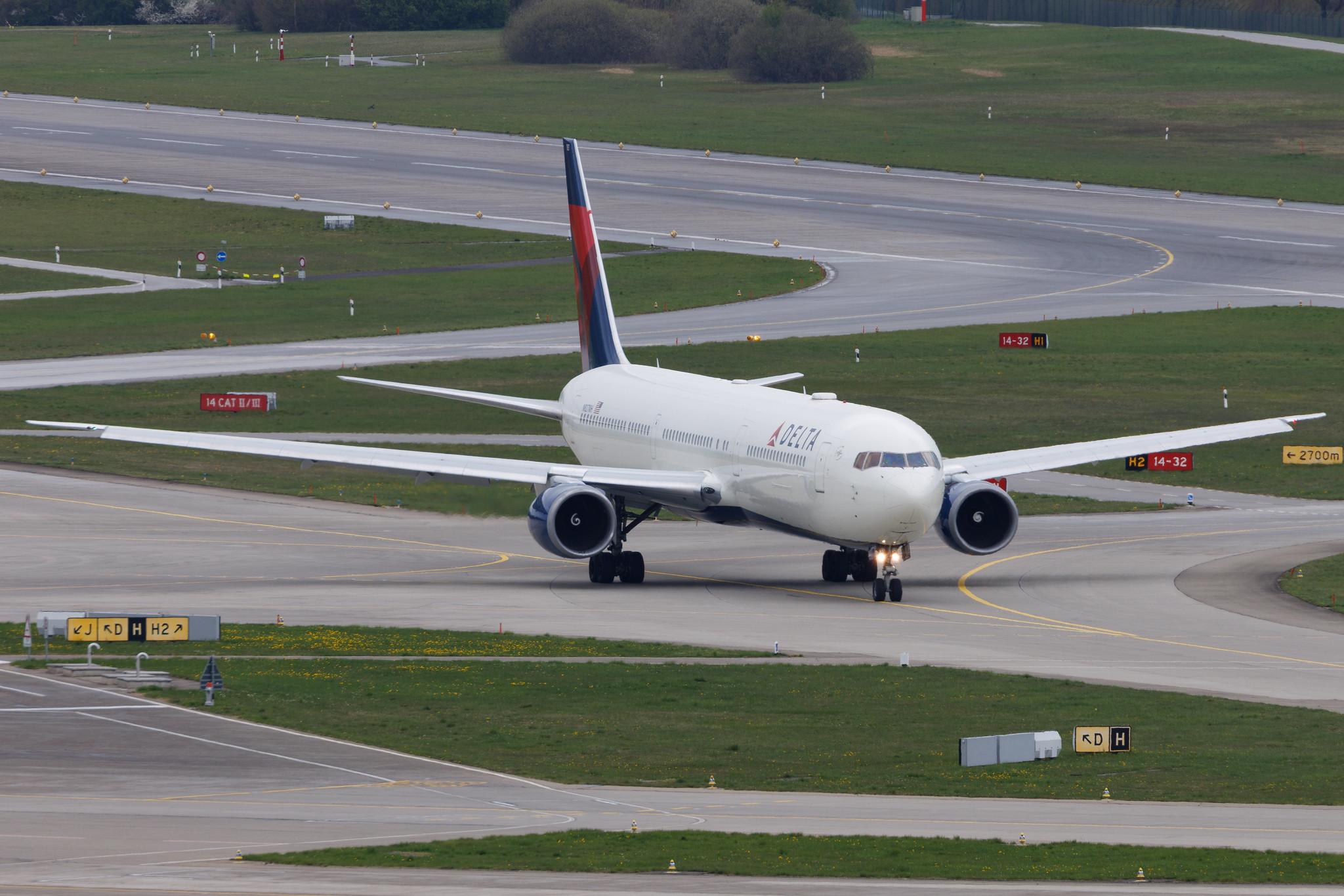 Flughafen Zürich: Delta Air Lines (DL / DAL) | Boeing 767-432(ER) B764 | N827MH | MSN 29705