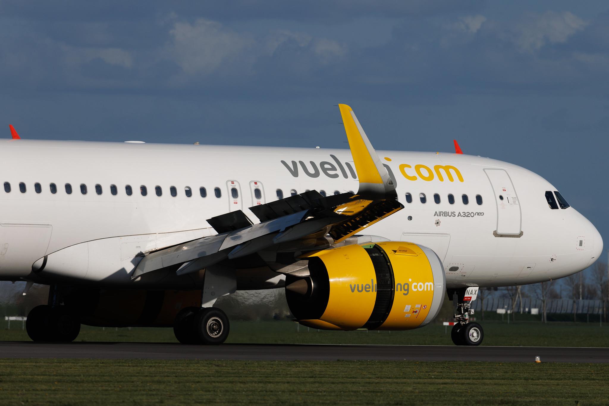 Amsterdam Schiphol: Vueling (VY / VLG) | Airbus A320-271N A20N | EC-NAX | MSN 8584