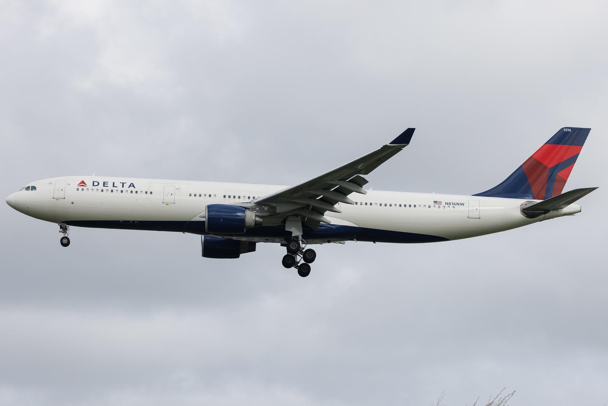 Amsterdam Schiphol: Delta Air Lines (DL / DAL) | Airbus A330-323 A333 | N816NW | MSN 0827